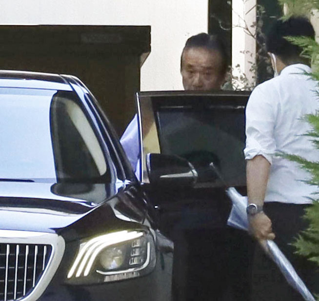 自宅で車に乗り込む東京五輪・パラ組織委の高橋治之元理事＝27日午前9時57分、東京都世田谷区（共同）