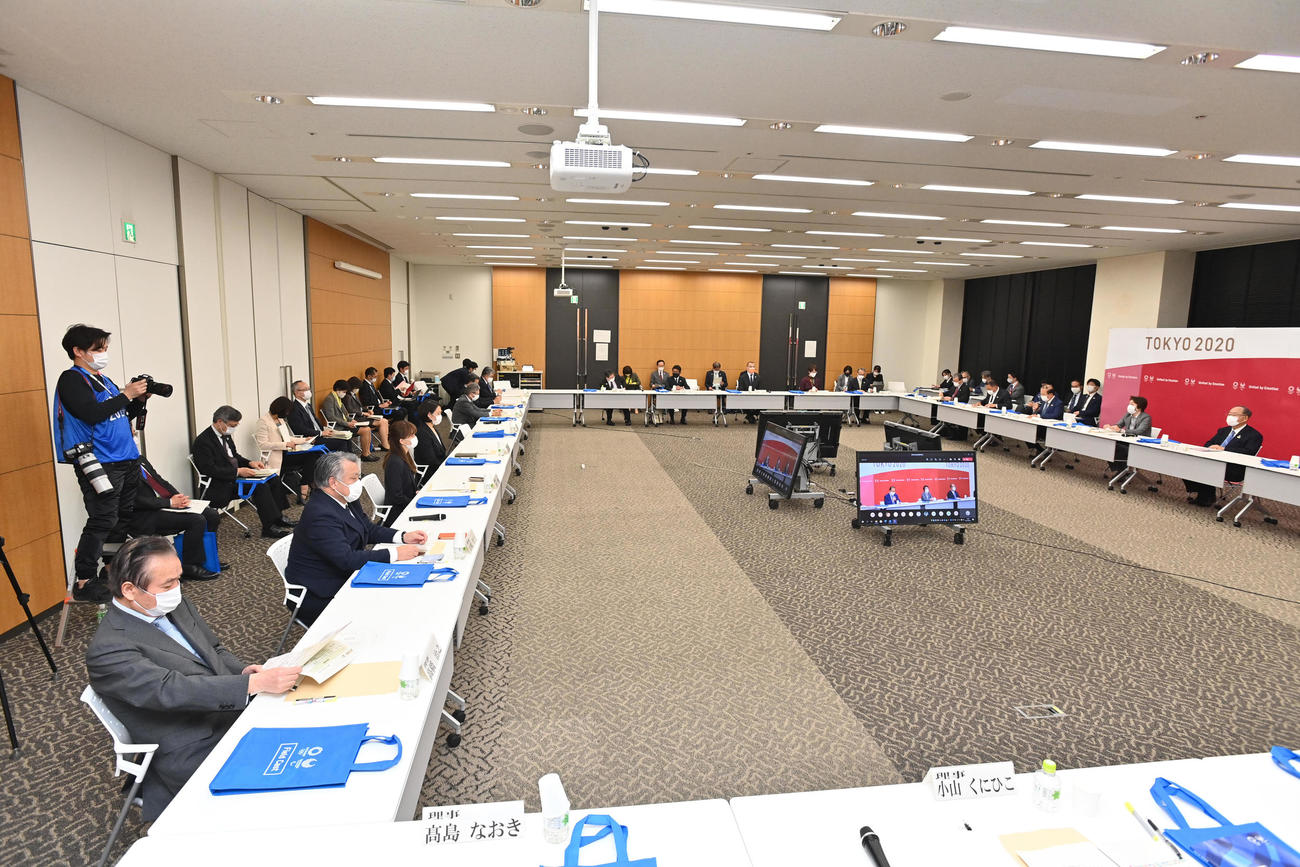 21年3月、東京2020組織委員会の理事会に出席した高橋治之氏（左端）
