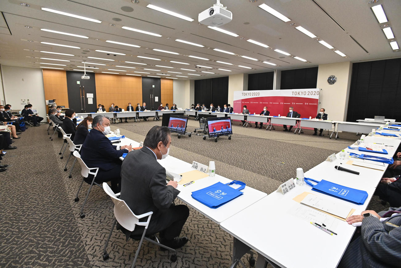 21年3月、東京2020組織委員会の理事会に出席した高橋治之氏（手前）