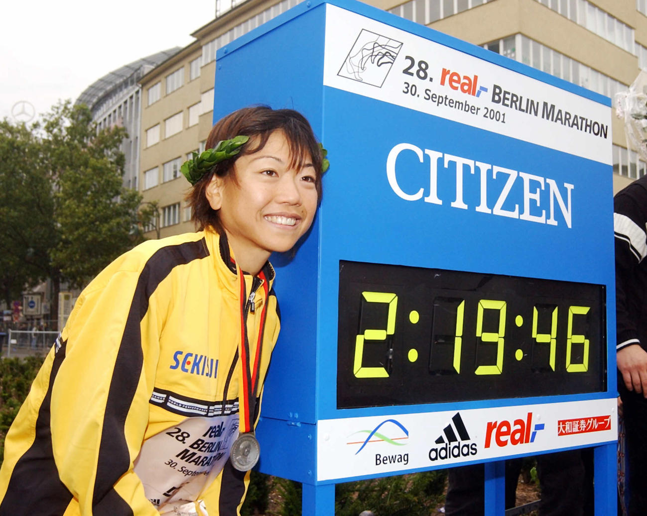 2時間19分46秒の世界最高記録を記した時計の前で笑顔を見せる高橋尚子（2001年9月30日撮影）
