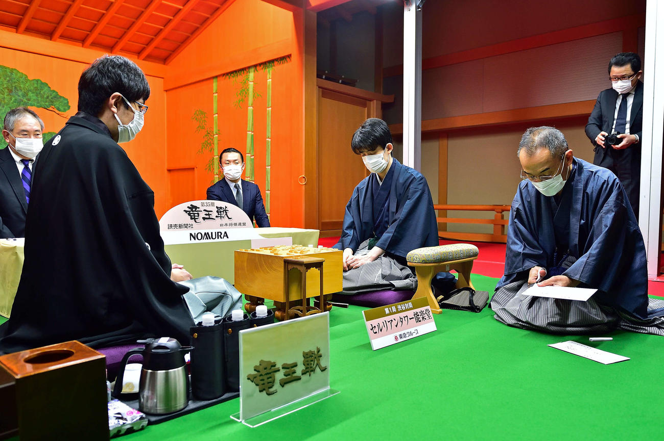 【竜王戦】第1局2日目スタート 藤井聡太竜王vs広瀬章人八段 局面はすでに「一触即発」状態 - 社会写真ニュース : 日刊スポーツ