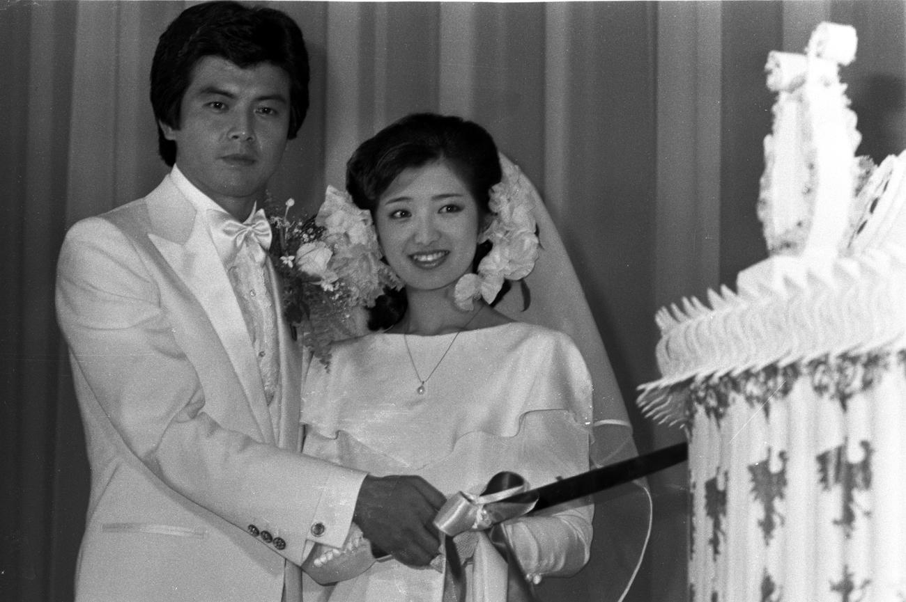 結婚式で笑顔を見せる三浦友和（左）と山口百恵（1980年11月19日撮影）