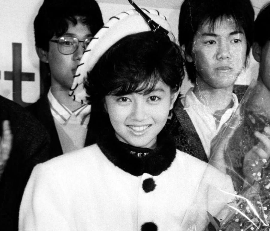 16歳の誕生日を迎え皆から祝ってもらう浅香唯（1986年12月撮影）