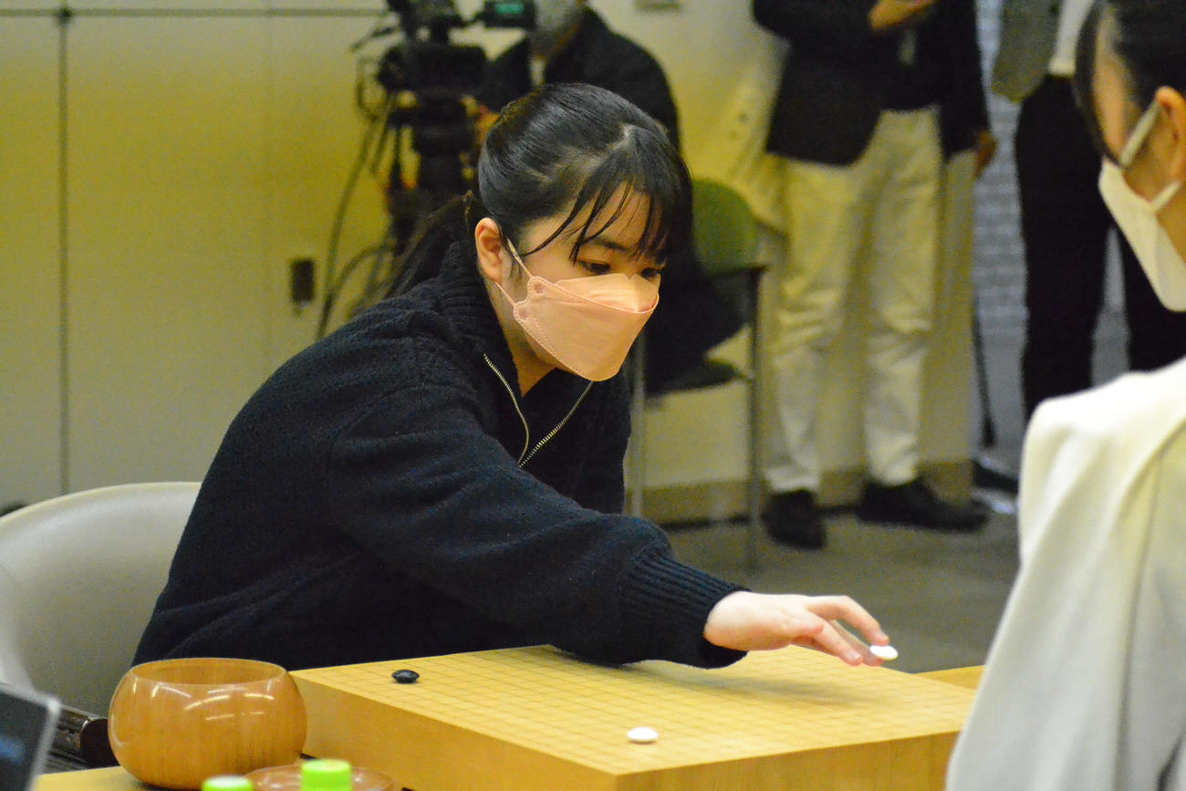 囲碁界史上最年少13歳11カ月での初タイトル獲得を目指して上野愛咲美女流棋聖に挑戦する仲邑菫三段