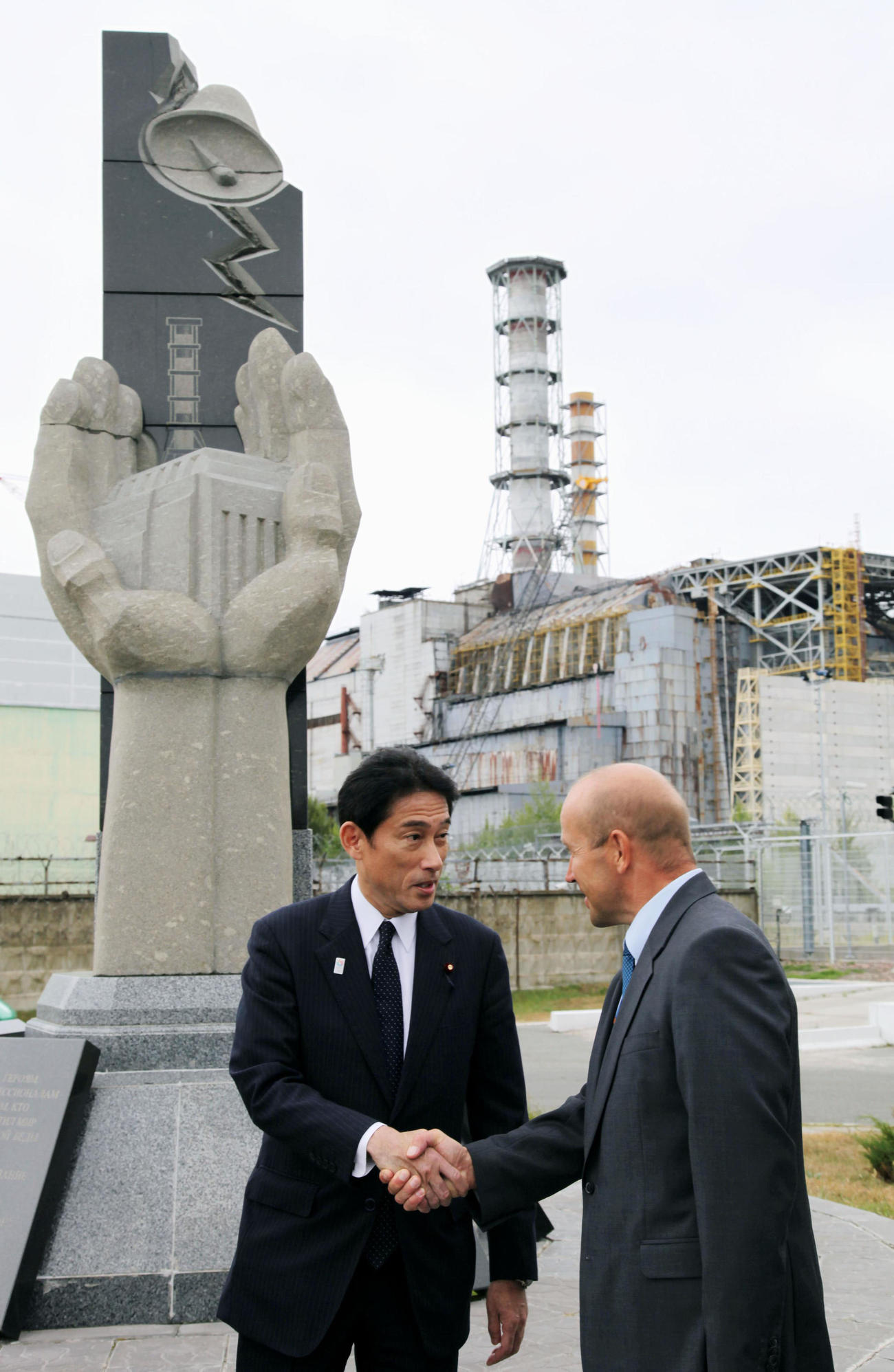 2013年8月、ウクライナ北部のチェルノブイリ原発4号機を視察した岸田外相（共同）