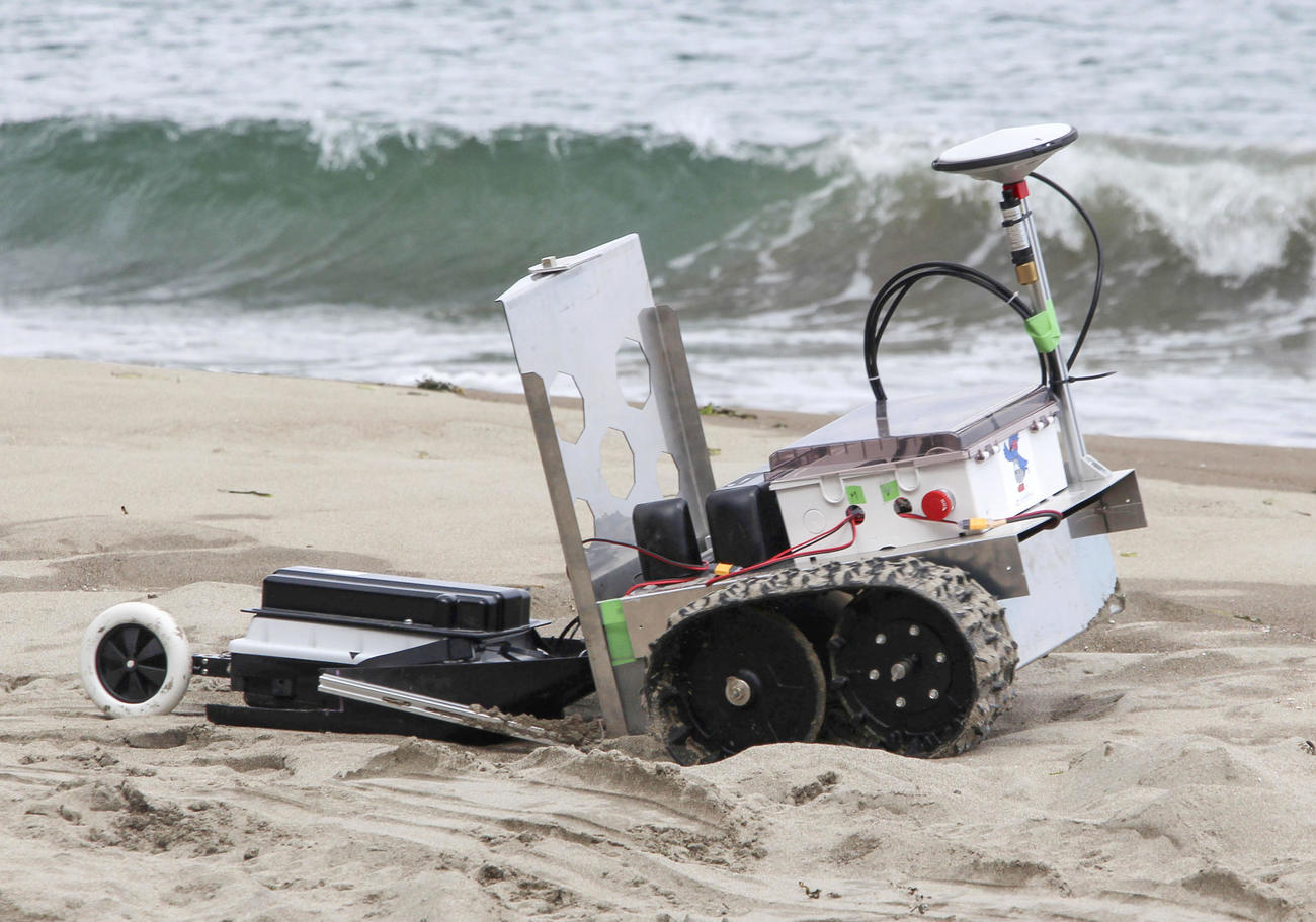 石巻市の砂浜で行方不明者を捜索する自走式のロボット（共同）