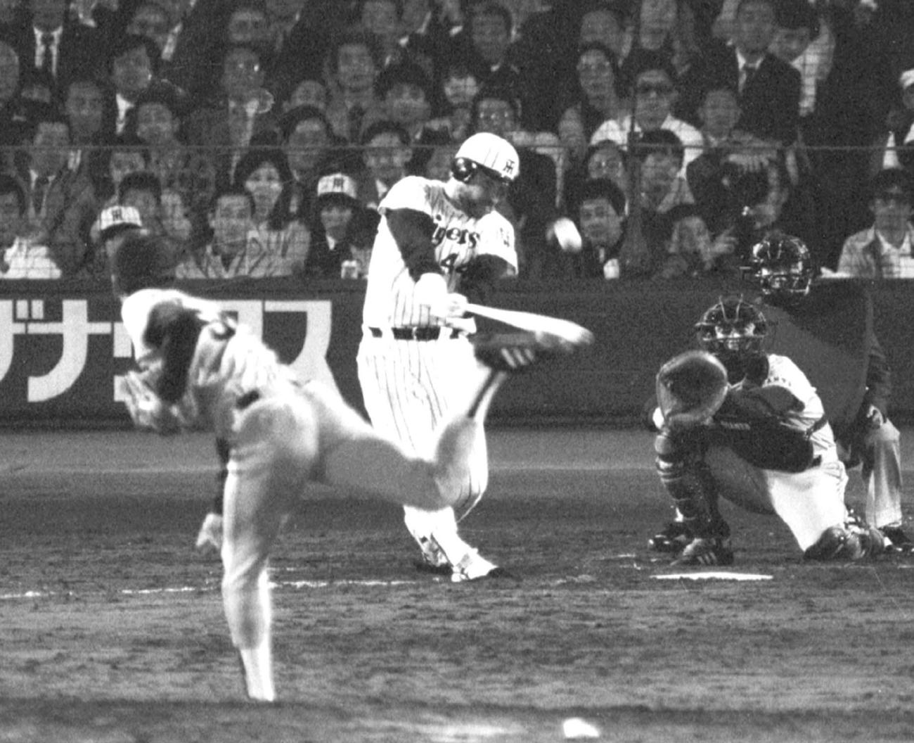 85年4月17日の巨人戦、7回裏阪神2死一、二塁、バックスクリーンに本塁打を放ったランディ・バース