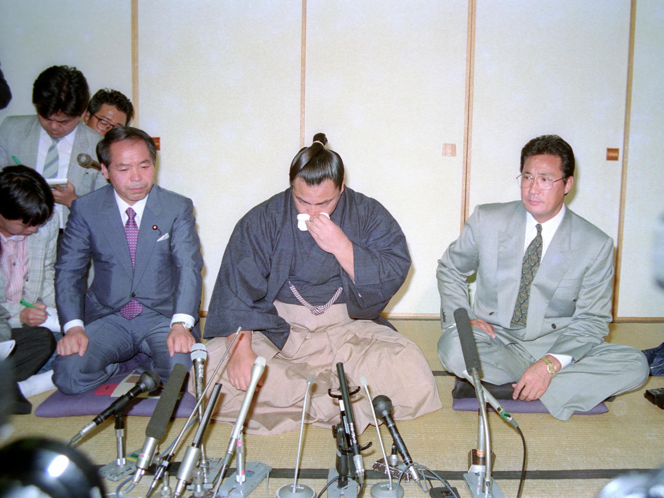 91年5月、横綱千代の富士（中央）は師匠の九重親方とともに会見で引退を発表した
