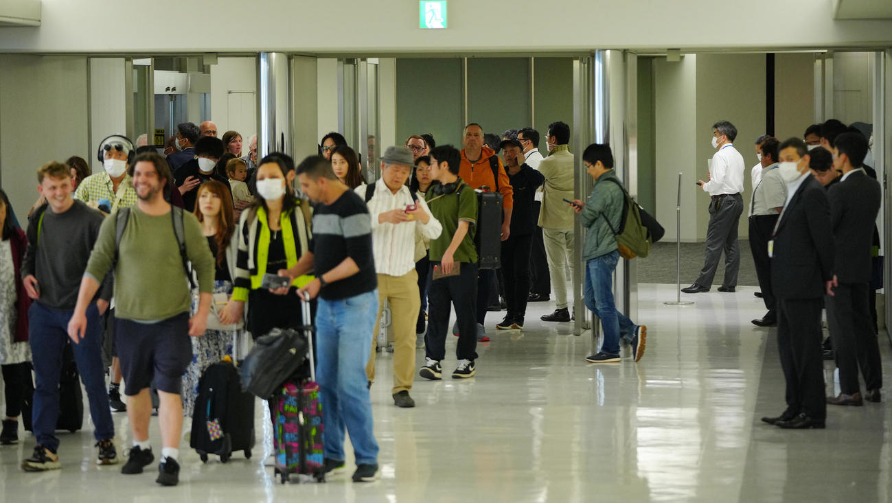 ガーシーこと東谷義和容疑者を乗せた飛行機が成田空港に着陸し続々と降りてくる一般搭乗客（撮影・垰建太）