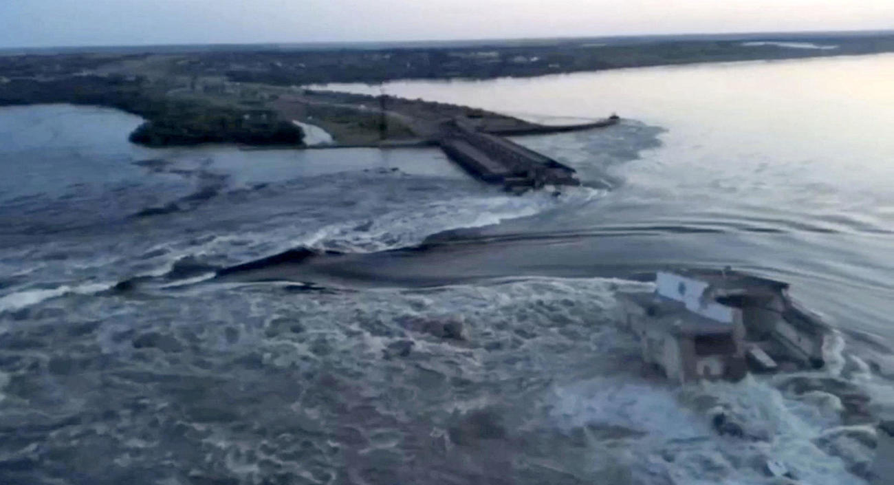 決壊したカホフカ水力発電所のダム＝6日、ウクライナ南部ヘルソン州（ロイター）