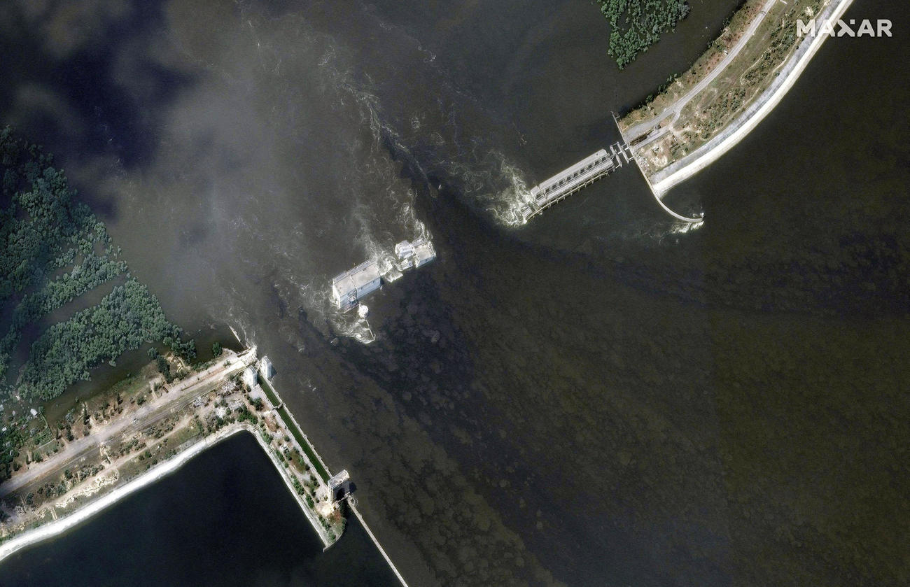 7日に撮影された決壊後のウクライナ南部ヘルソン州にあるカホフカ水力発電所のダムの衛星写真（マクサー・テクノロジーズ提供、ロイター＝共同）