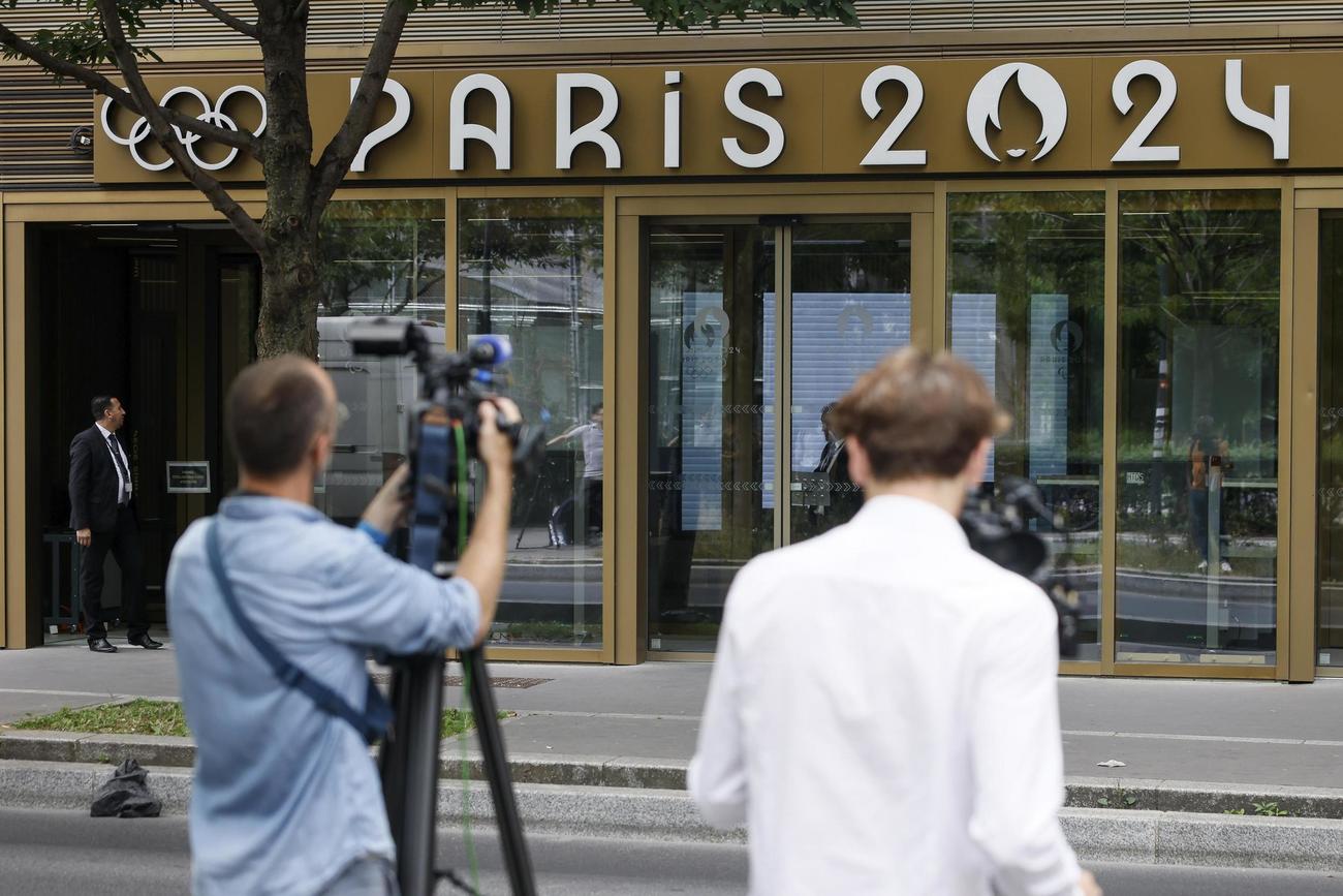 捜査当局の家宅捜索が行われたパリ五輪・パラリンピック組織委員会の本部前で作業をする報道関係者（AP＝共同）