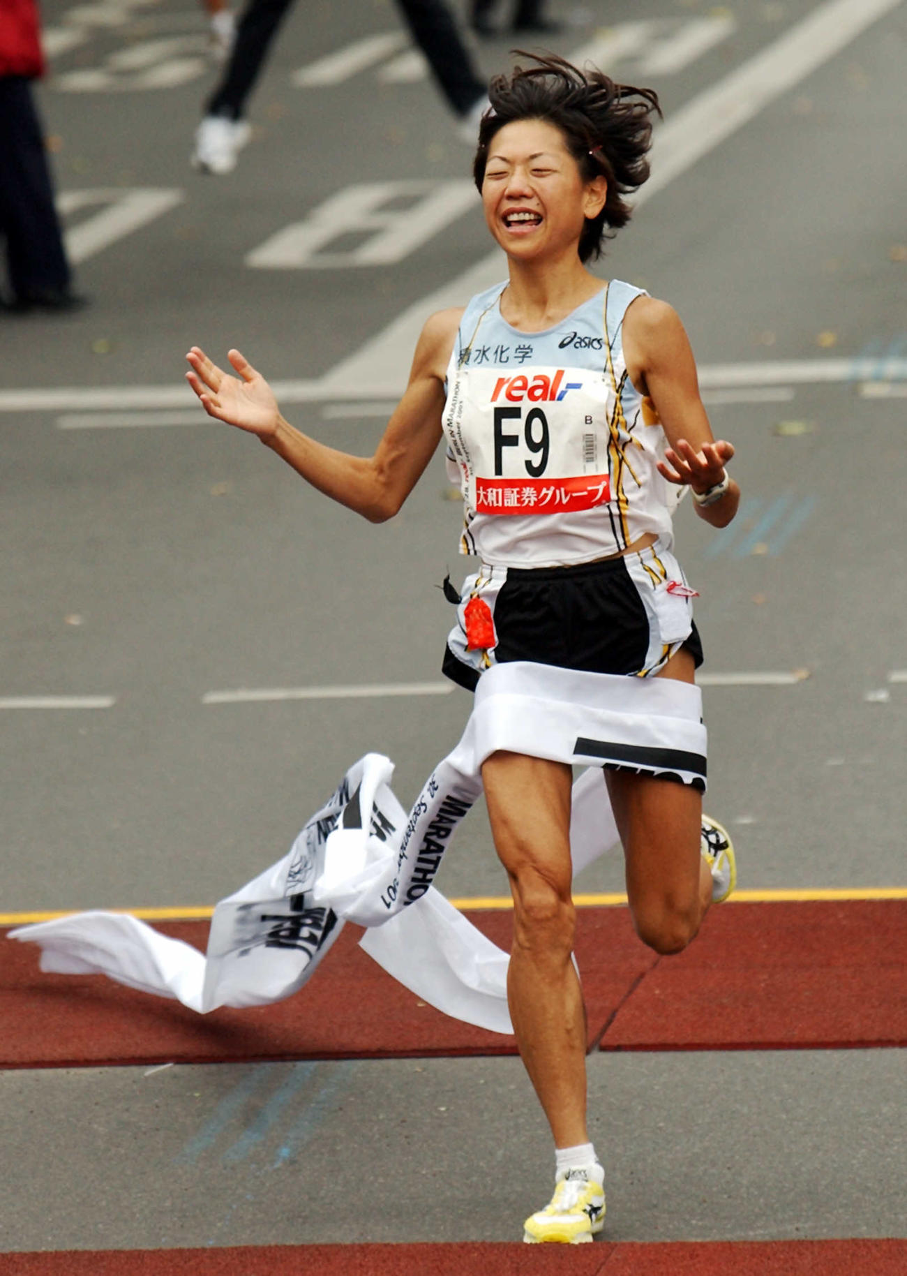 2時間19分46秒の世界最高記録でゴールに飛び込んだ高橋尚子（2001年9月30日撮影）