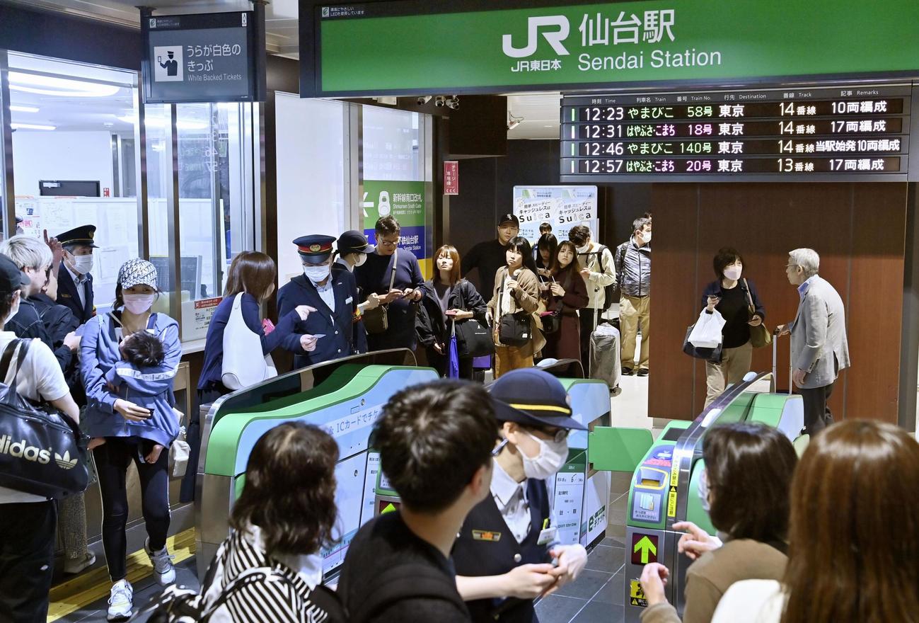 東北新幹線の車内で薬品のようなものが漏れ、騒然とするJR仙台駅（共同）
