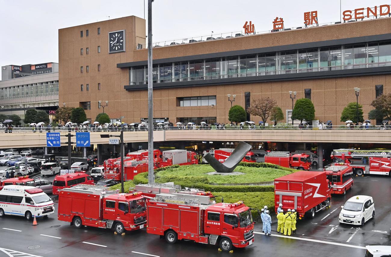 東北新幹線の車内で薬品のようなものが漏れ、騒然とするJR仙台駅前（共同）