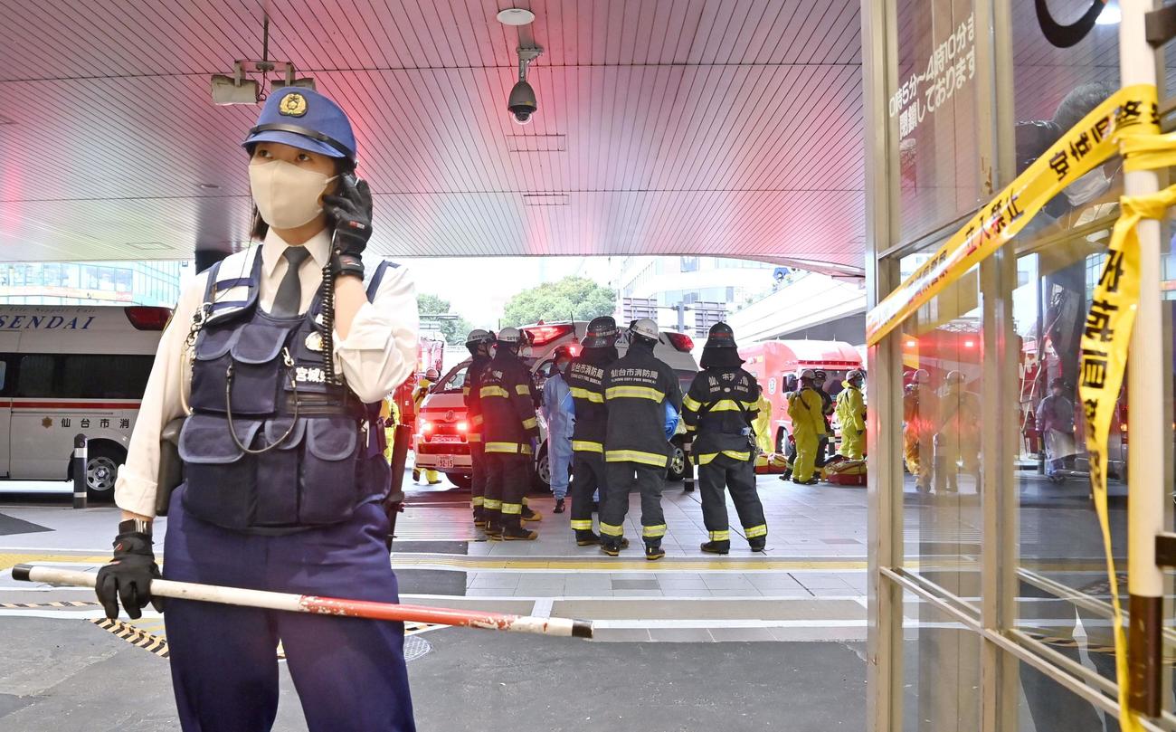 東北新幹線の車内で薬品のようなものが漏れ、JR仙台駅前を警戒する警察官（共同）