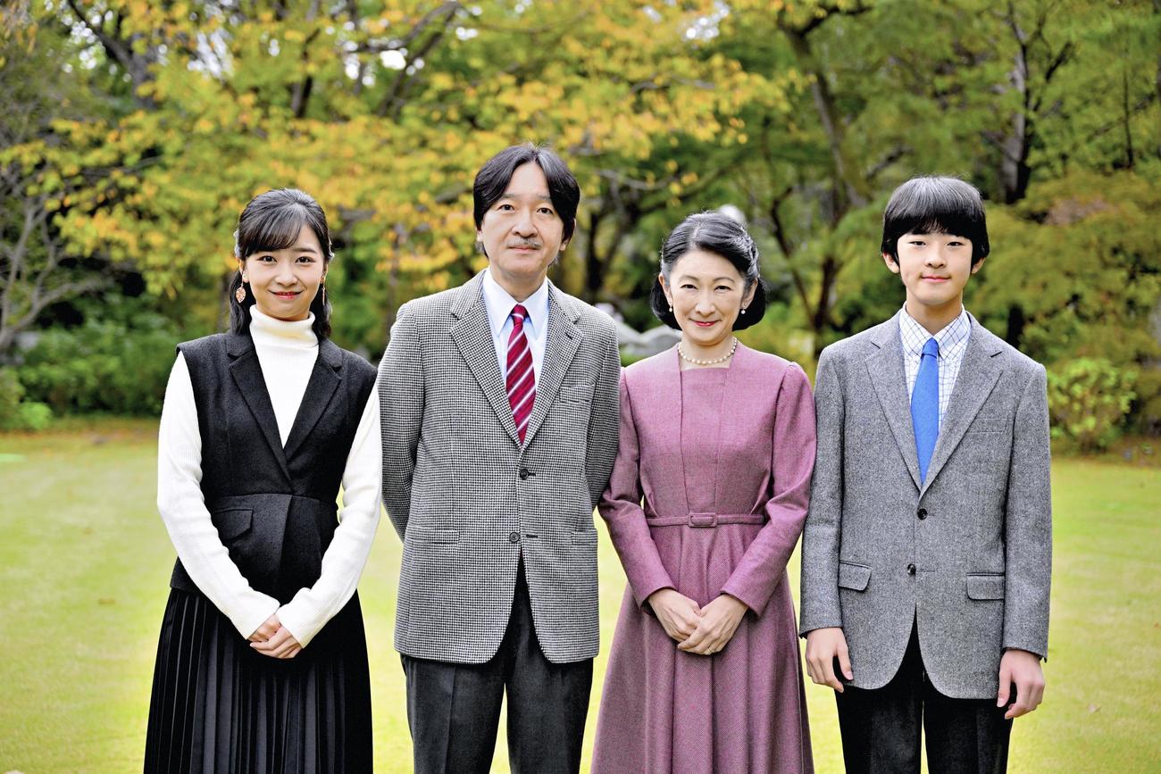 秋篠宮妃紀子さま、次女佳子さま、長男悠仁さまと宮邸の庭を散策される秋篠宮さま（宮内庁提供）