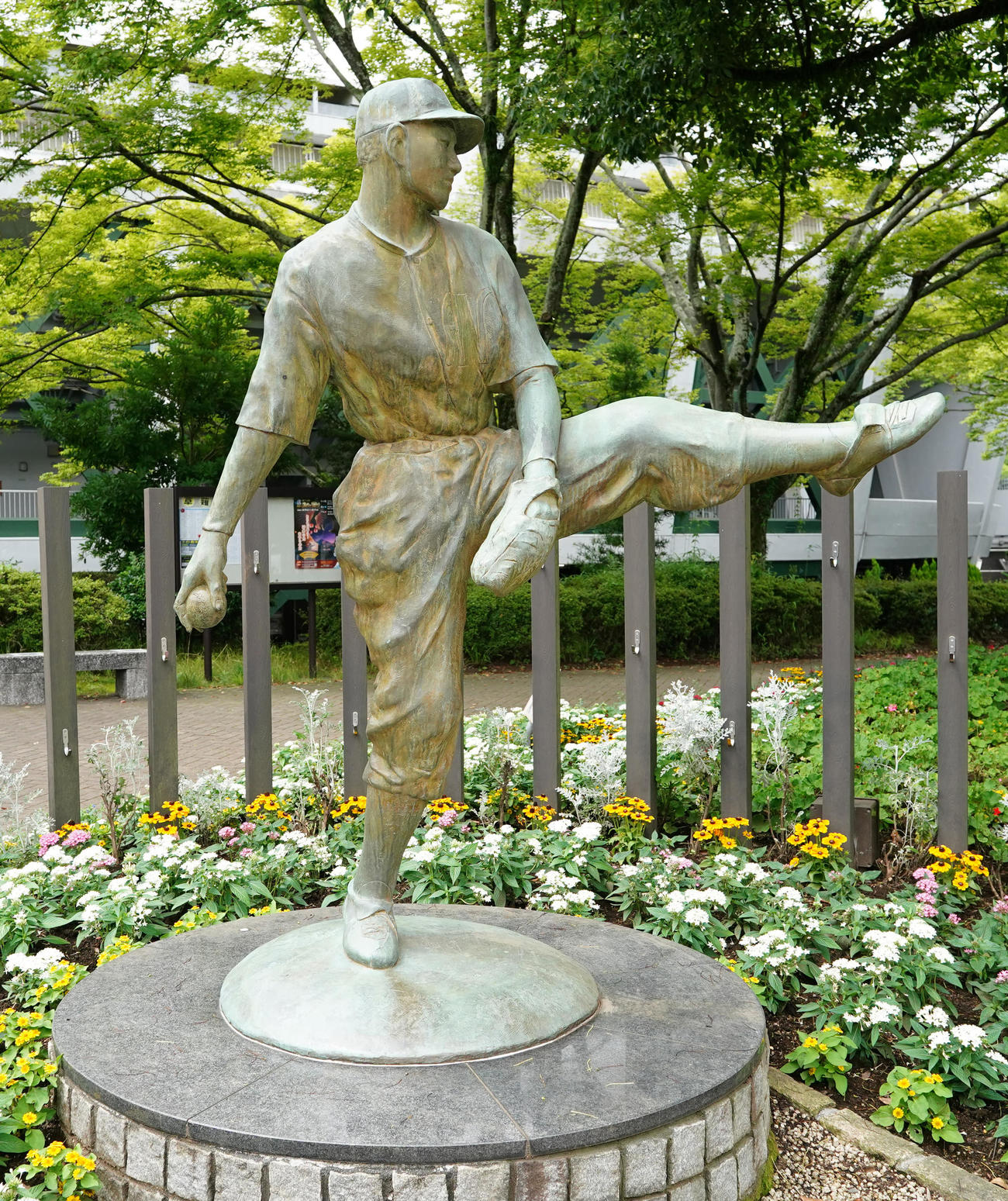 草薙球場前に設置されている沢村栄治像（2022年7月撮影）