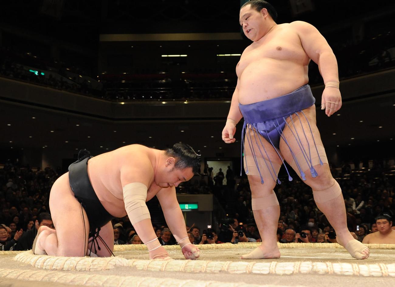 幕内通算808勝の新記録を達成した魁皇（右）は、敗れた千代大海を気遣う（2010年1月12日撮影）