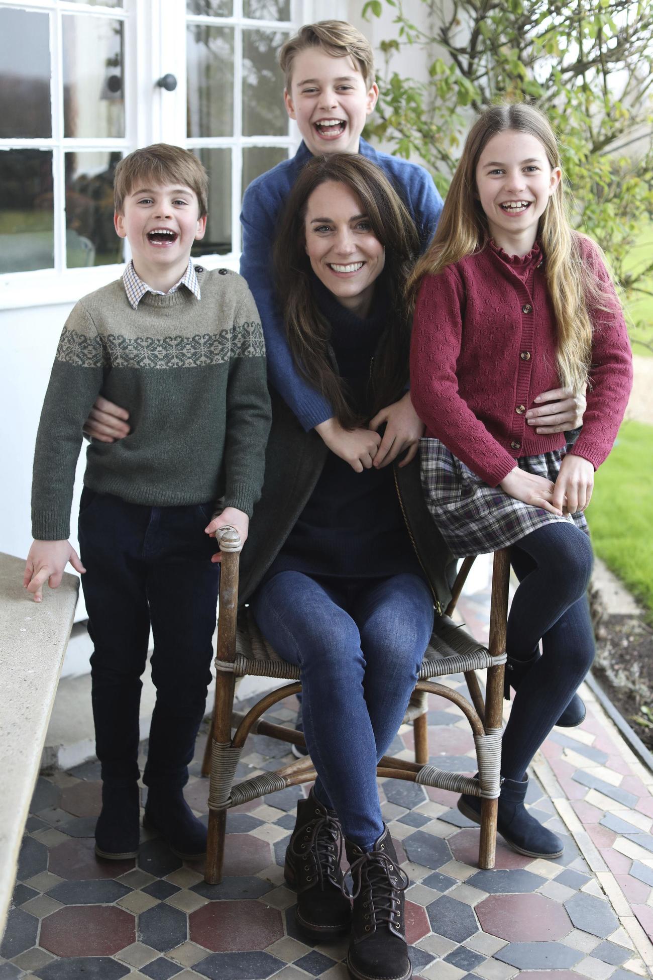 英王室が公開したキャサリン妃と3人の子どもたちの写真＝3月上旬、英ウィンザー（英王室提供・AP＝共同）