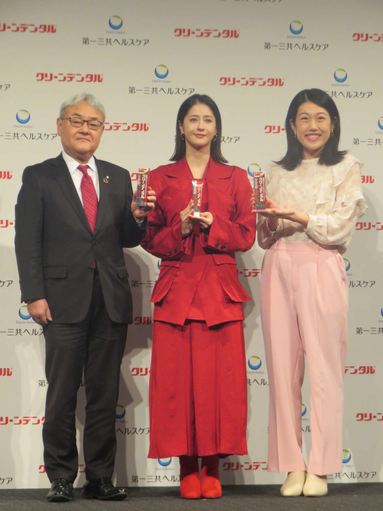 「クリーンデンタル」新CM発表会に出席した、左か吉田勝彦第一三共ヘルスケア社長、松本若菜、横澤夏子