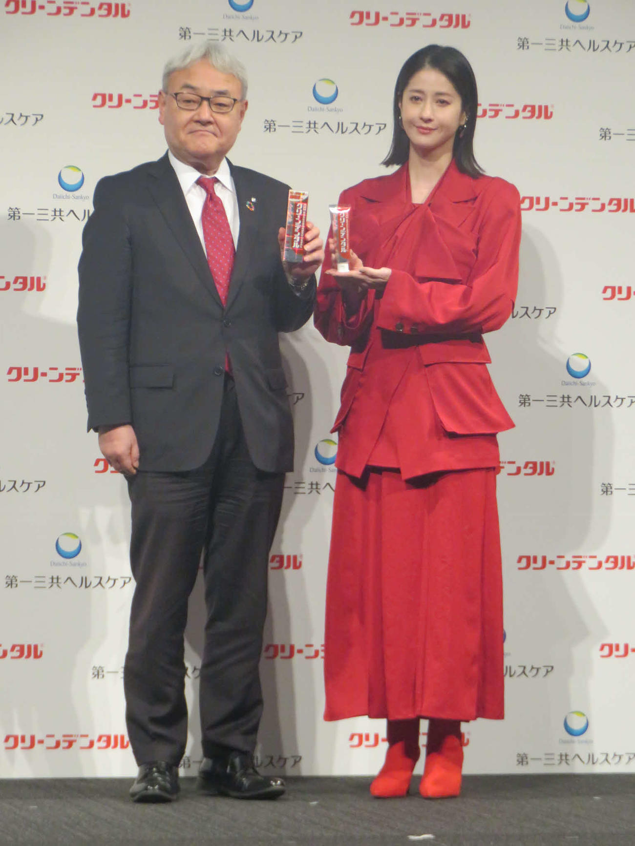 「クリーンデンタル」新CM発表会に出席した吉田勝彦第一三共ヘルスケア社長（左）と松本若菜、横澤夏子