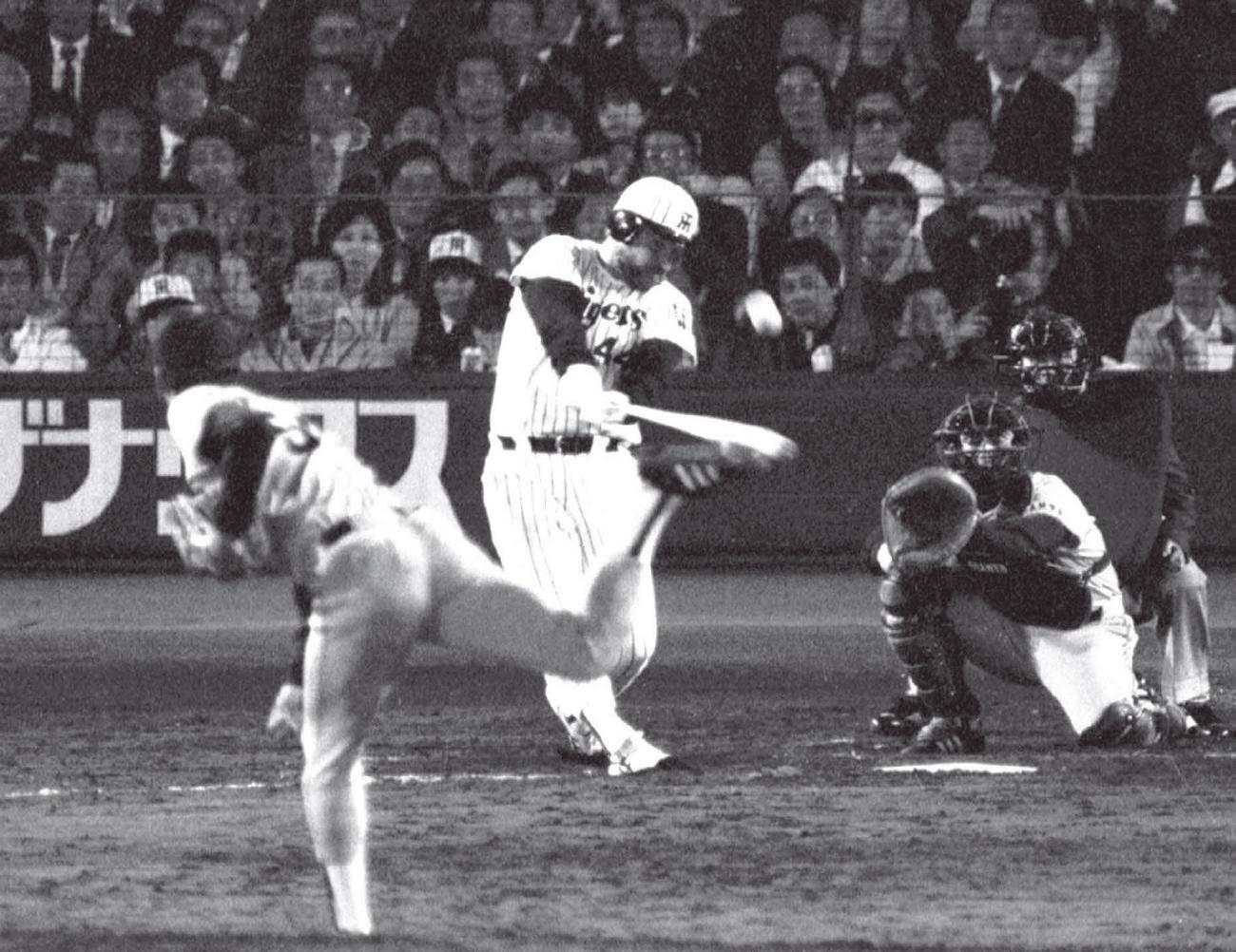 85年4月17日、阪神対巨人2回戦　7回裏阪神2死一、二塁、逆転の3点本塁打を放ったバース