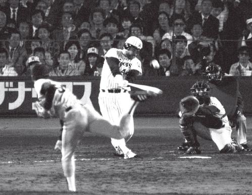阪神バース、掛布、岡田がバックスクリーン3連発 甲子園の巨人 阪神バース、掛布、岡田がバックスクリーン3連発 甲子園の巨人