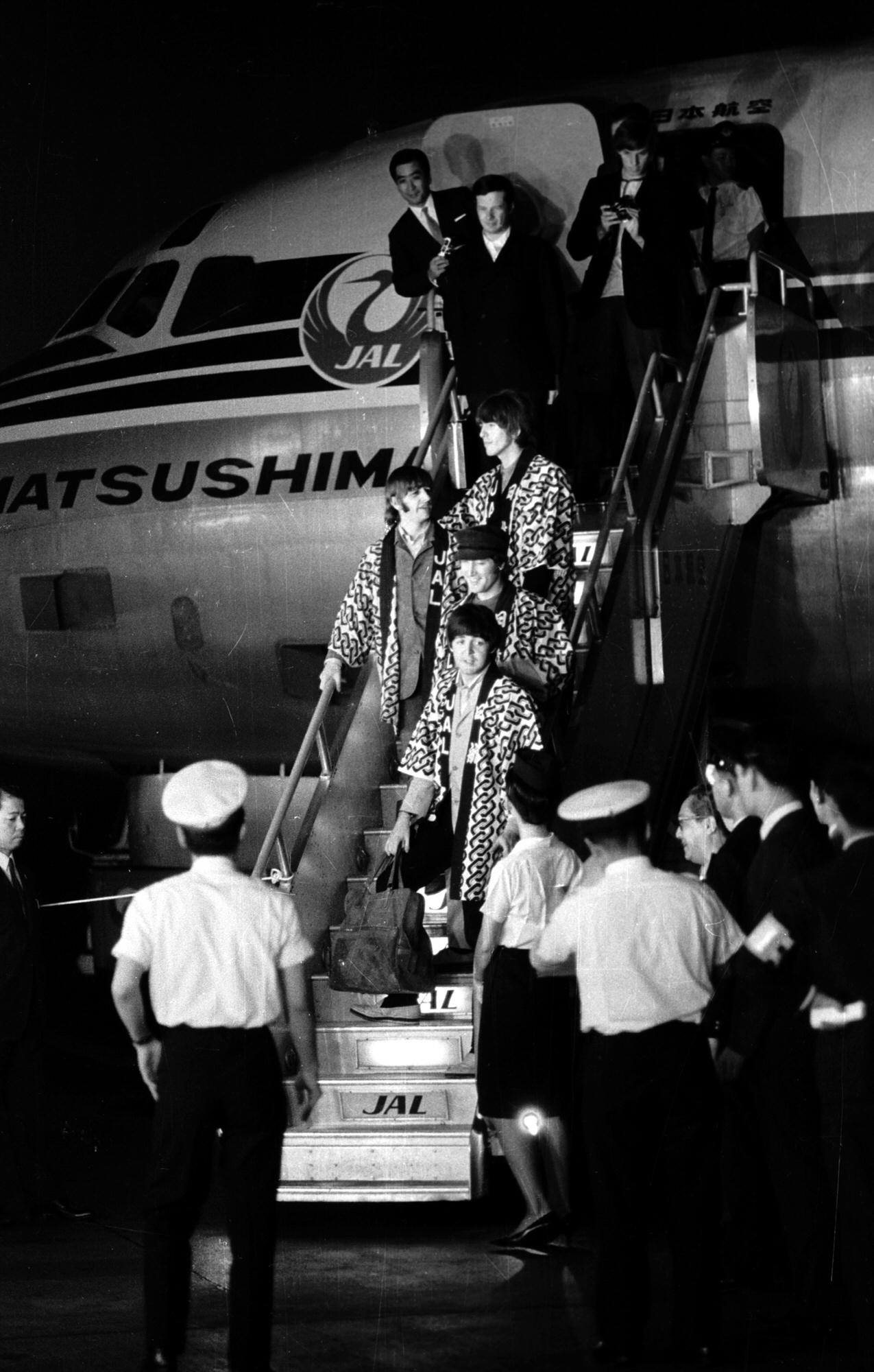 来日したザ・ビートルズのメンバーは飛行機のタラップを降りる（1966年6月29日）