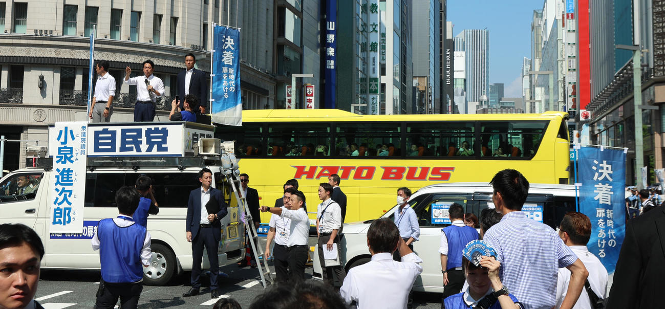 銀座四丁目交差点で街頭演説する小泉進次郎元環境相（車上中央）（撮影・中島郁夫）