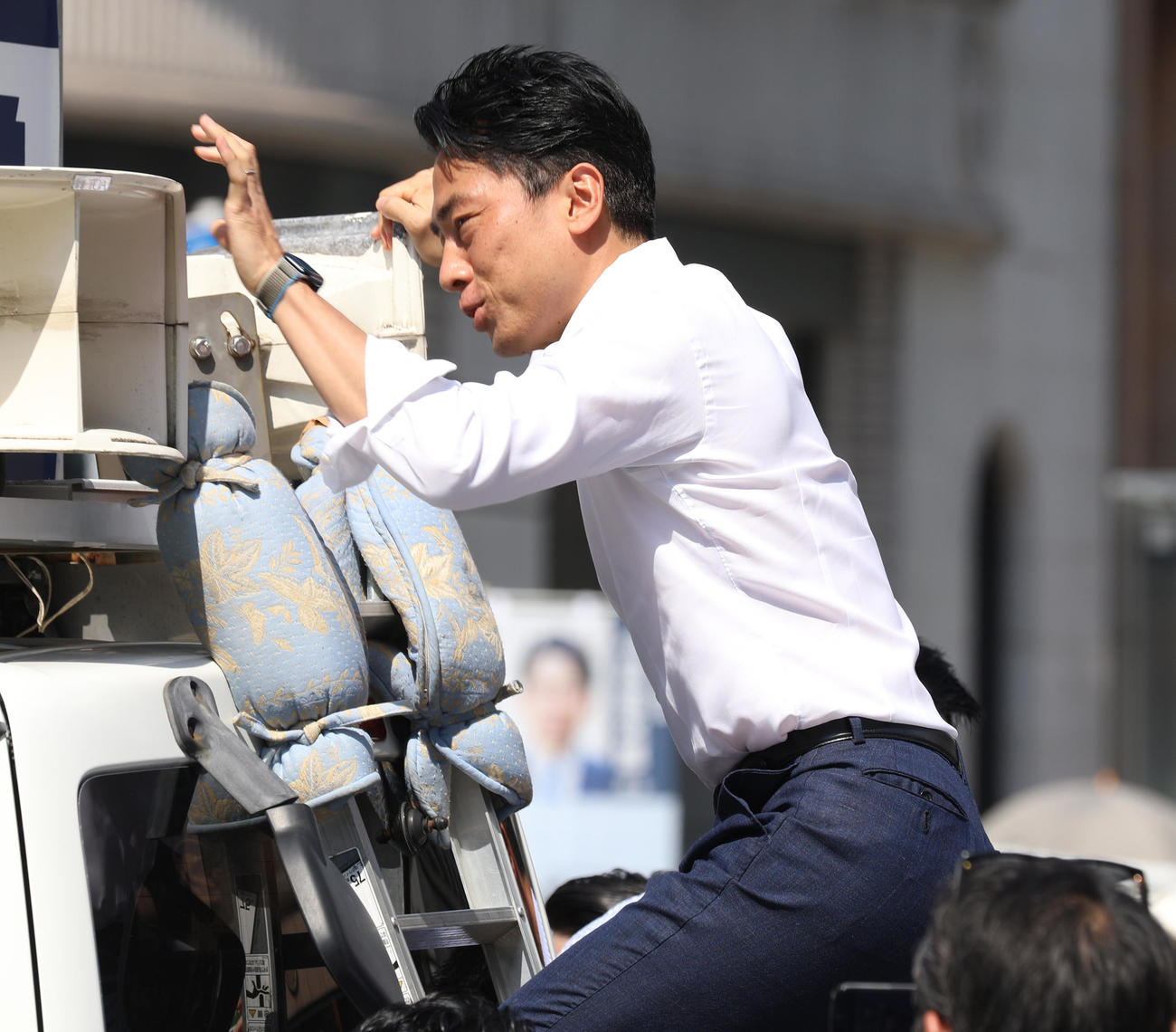 車の屋根に上る小泉進次郎元環境相（車上中央）（撮影・中島郁夫）