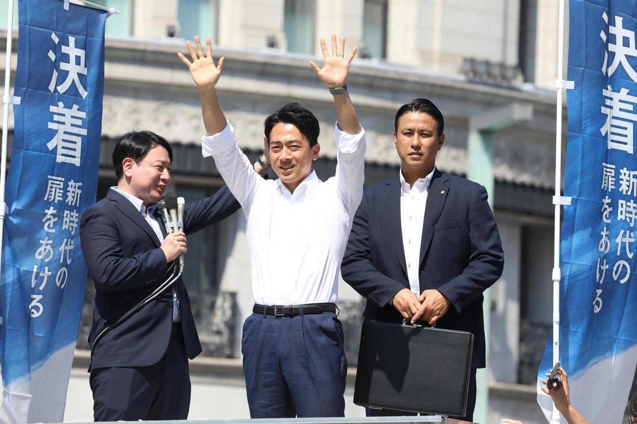 銀座四丁目交差点で街頭演説する小泉進次郎元環境相（中央）（撮影・中島郁夫）