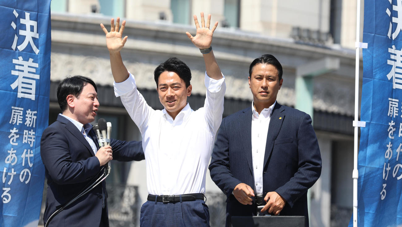銀座四丁目交差点で街頭演説する小泉進次郎元環境相（中央）（撮影・中島郁夫）