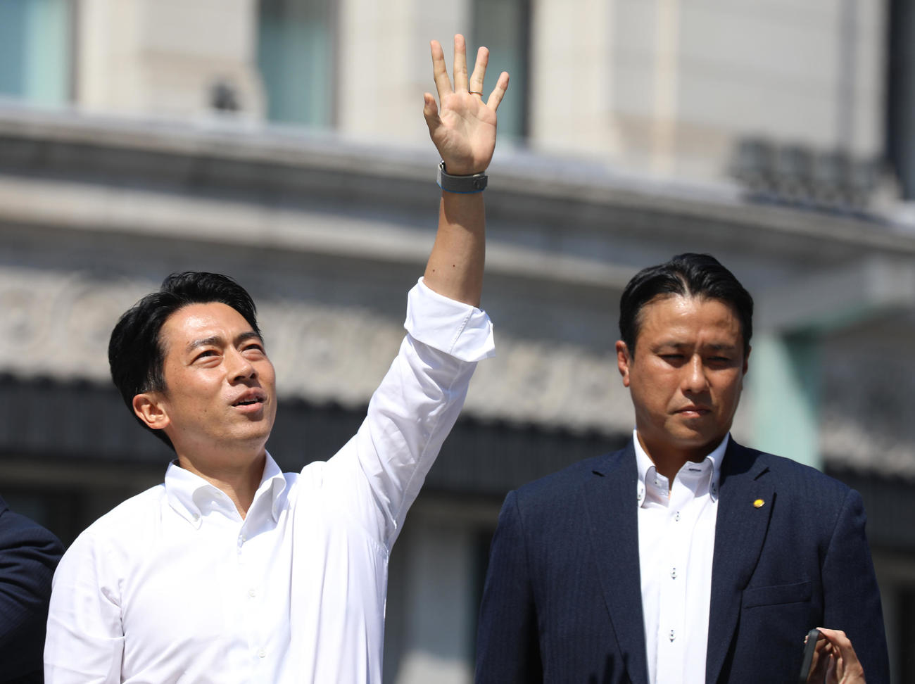 銀座四丁目交差点で街頭演説する小泉進次郎元環境相（左）（撮影・中島郁夫）