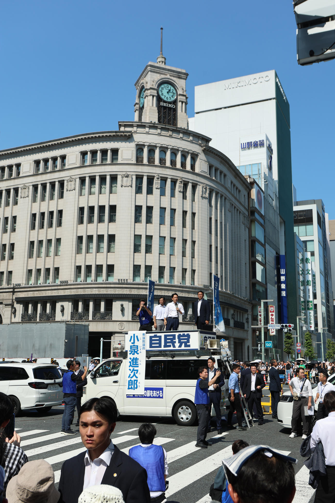銀座四丁目交差点で街頭演説する小泉進次郎元環境相（車上右から2人目）（撮影・中島郁夫）