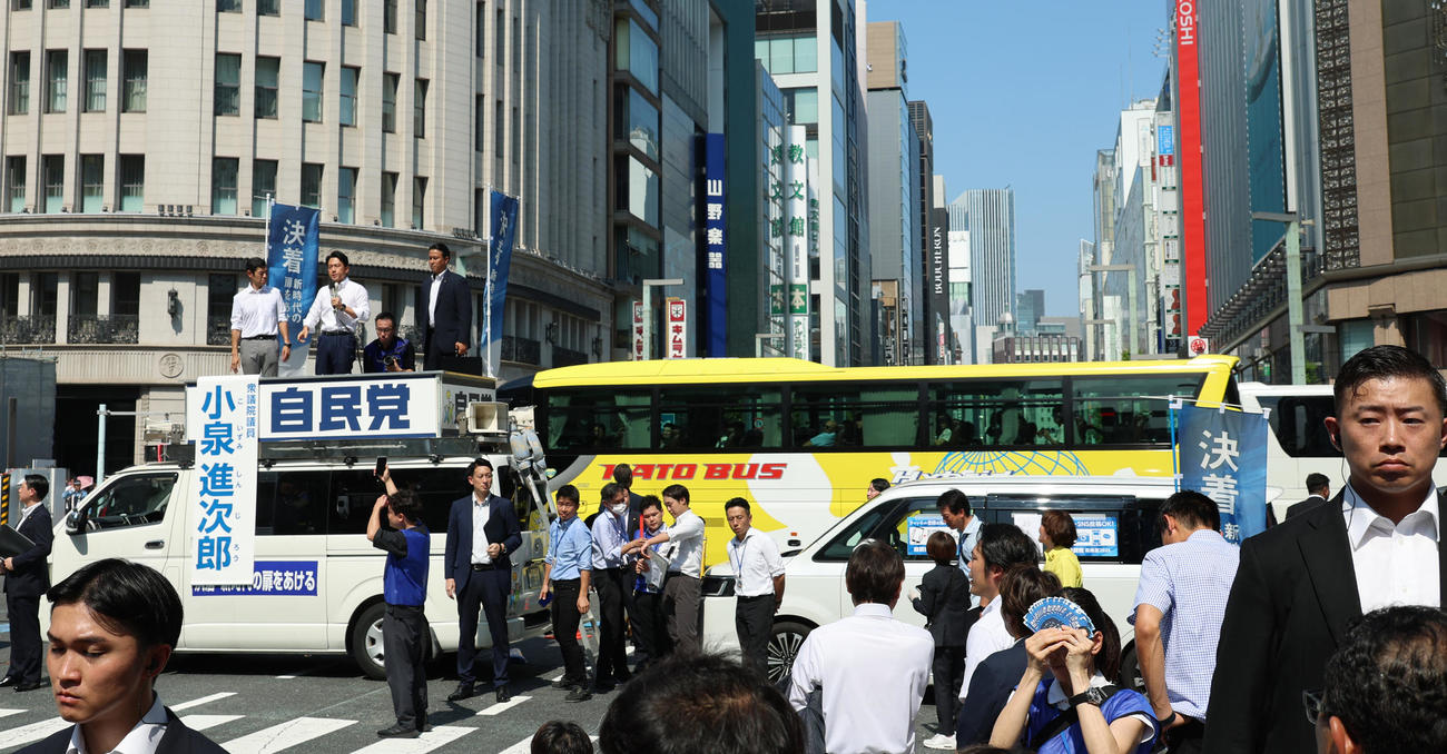 銀座四丁目交差点で街頭演説する小泉進次郎元環境相（車上中央）（撮影・中島郁夫）