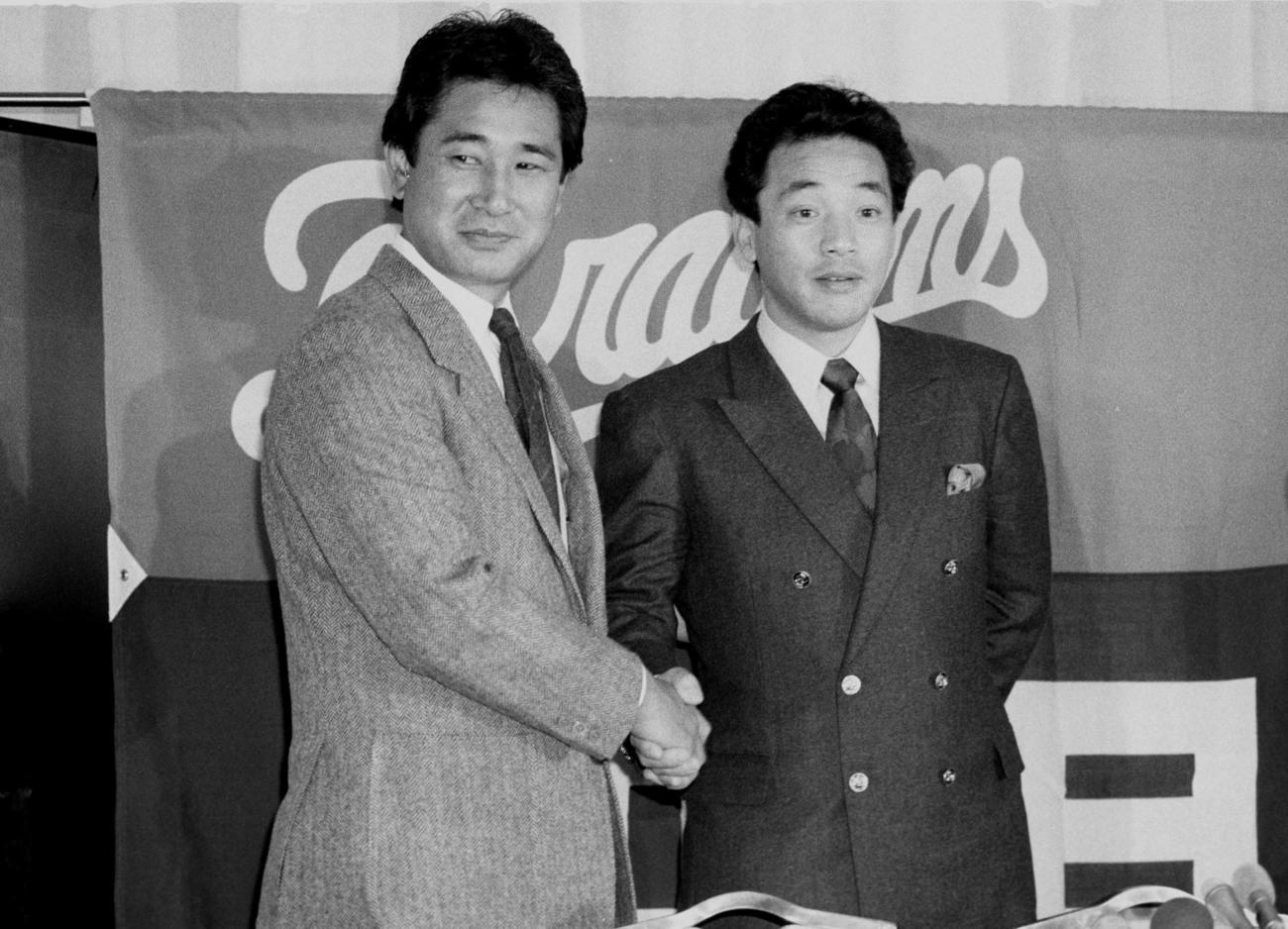 86年12月、ロッテ落合は1対4の大型トレードで中日に入団し星野監督と握手を交わす