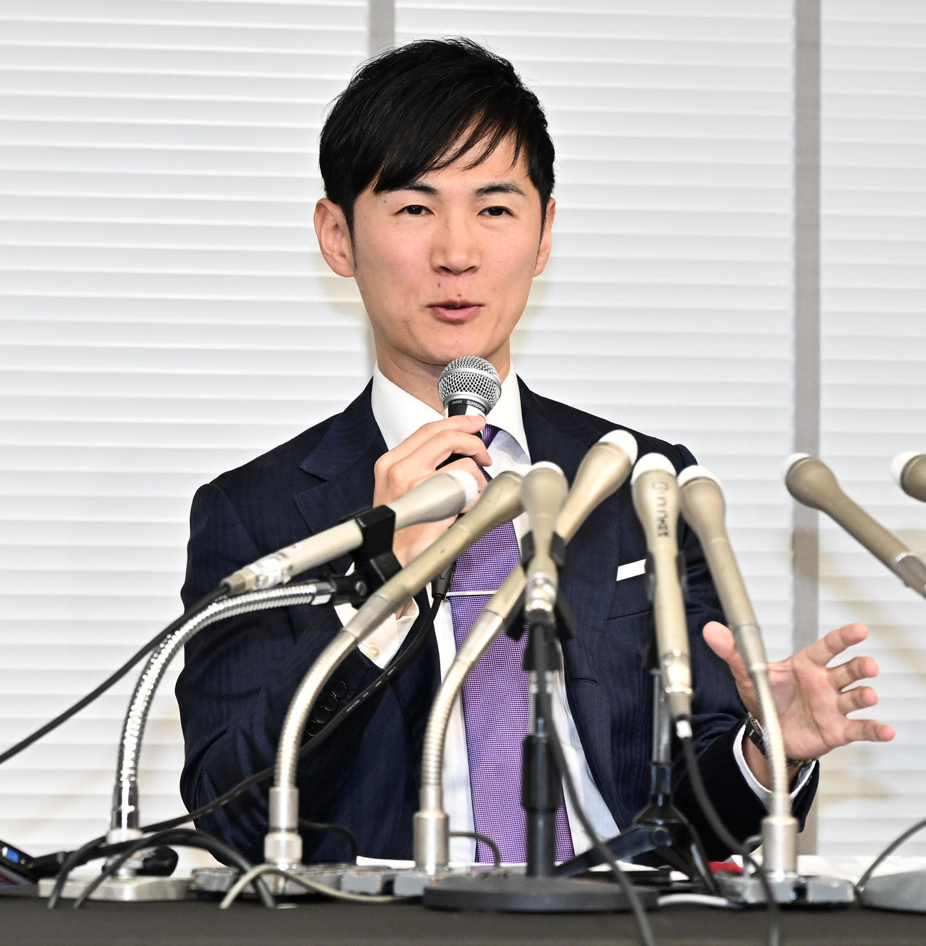 記者会見する前安芸高田市長の石丸伸二氏（撮影・千葉一成）