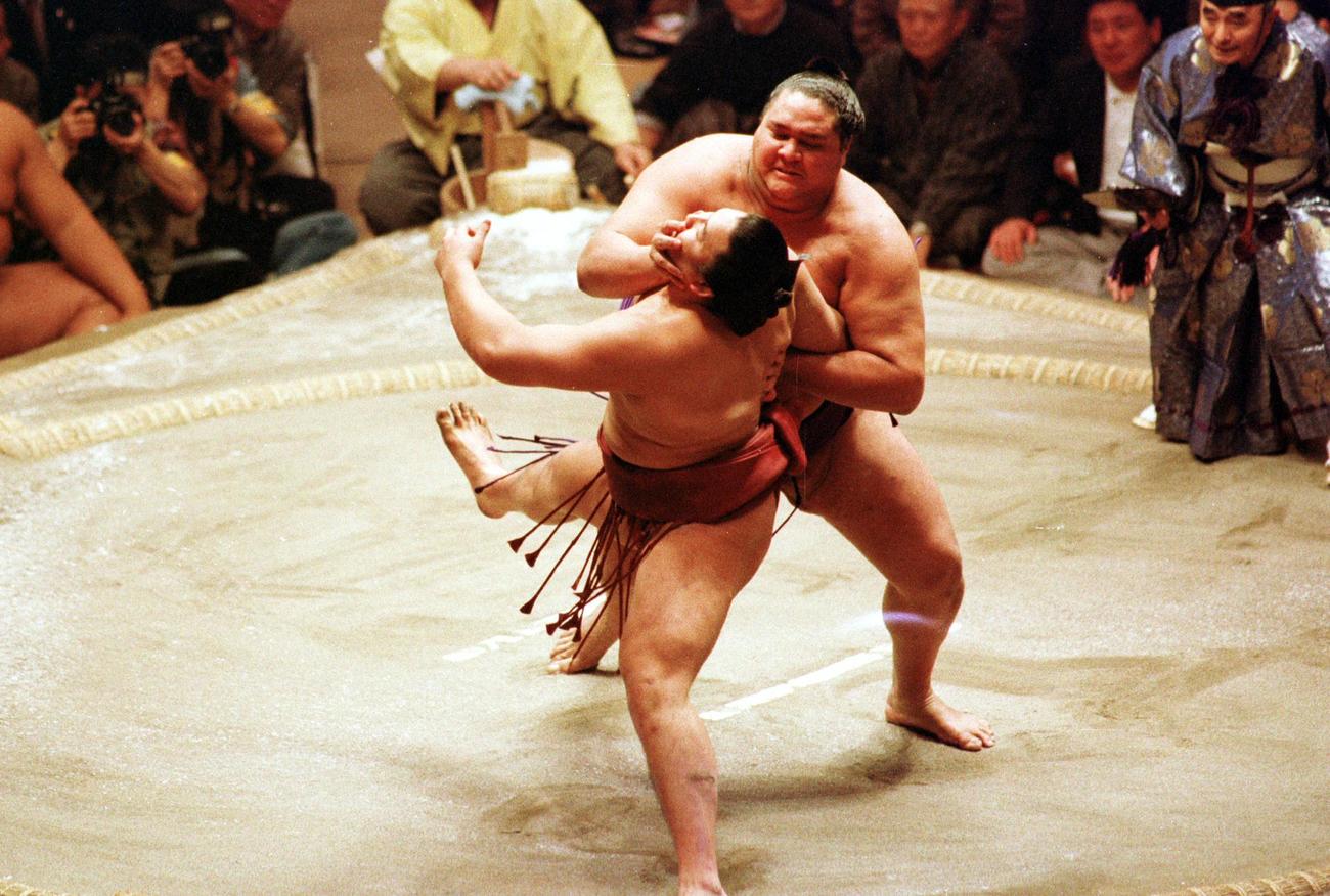 初場所千秋楽　貴花田（手前）を押し出しで下し横綱昇進を確固たるものとする曙太郎　（1993年1月24日）