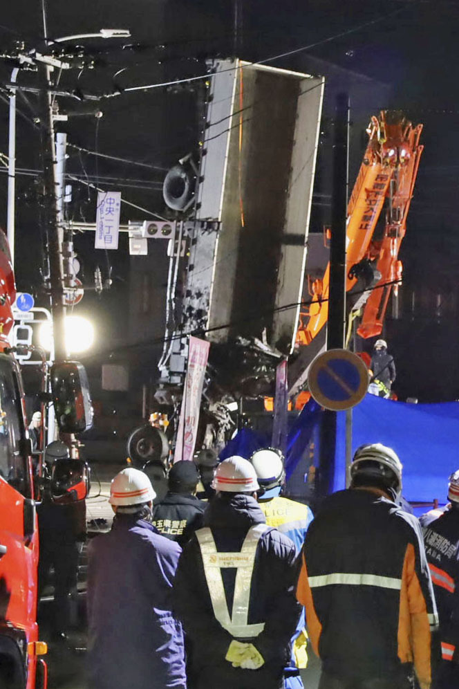 道路が陥没しトラックが転落した現場で続く救助活動（共同）