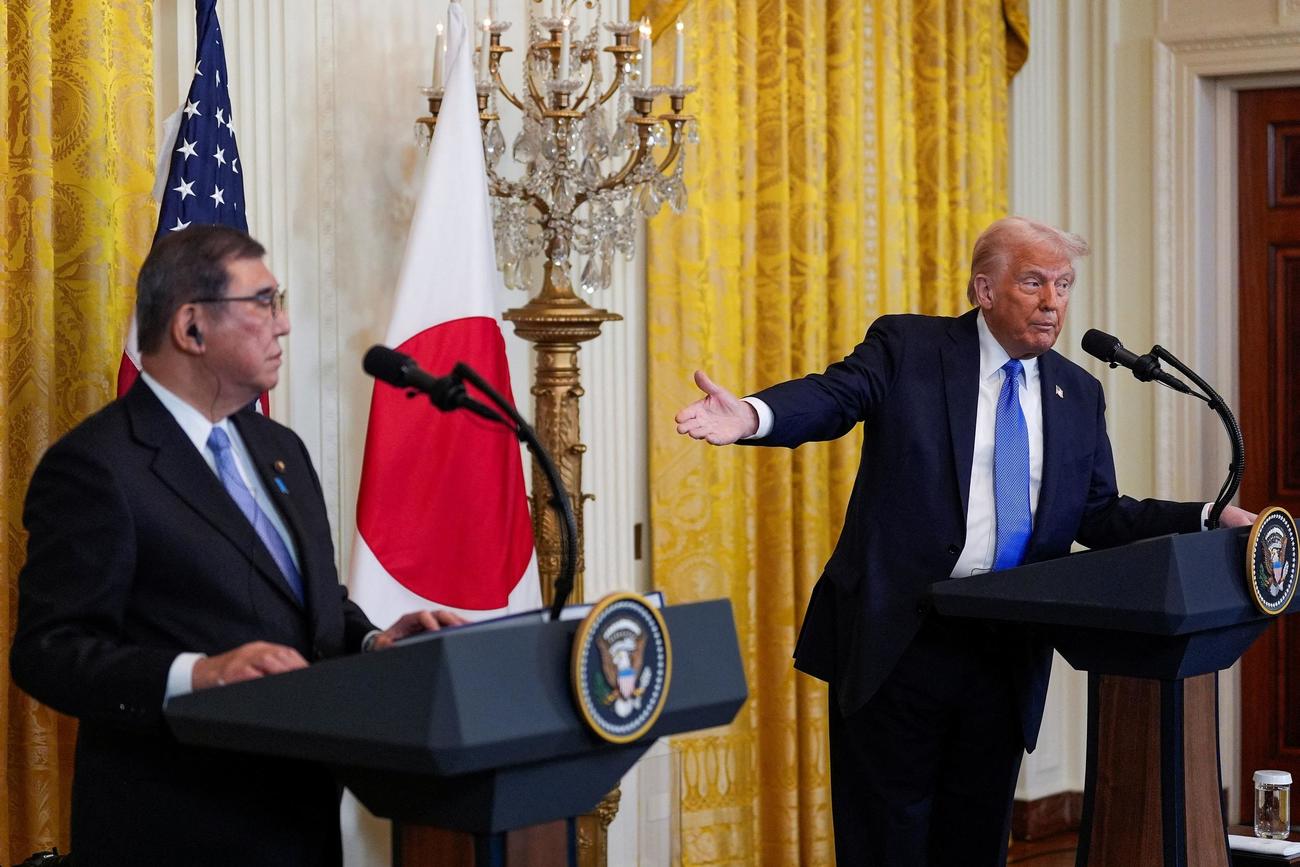 ホワイトハウスでの会談後の共同記者会見に臨む石破茂首相とドナルド・トランプ大統領（２０２５年２月７日、ロイター）