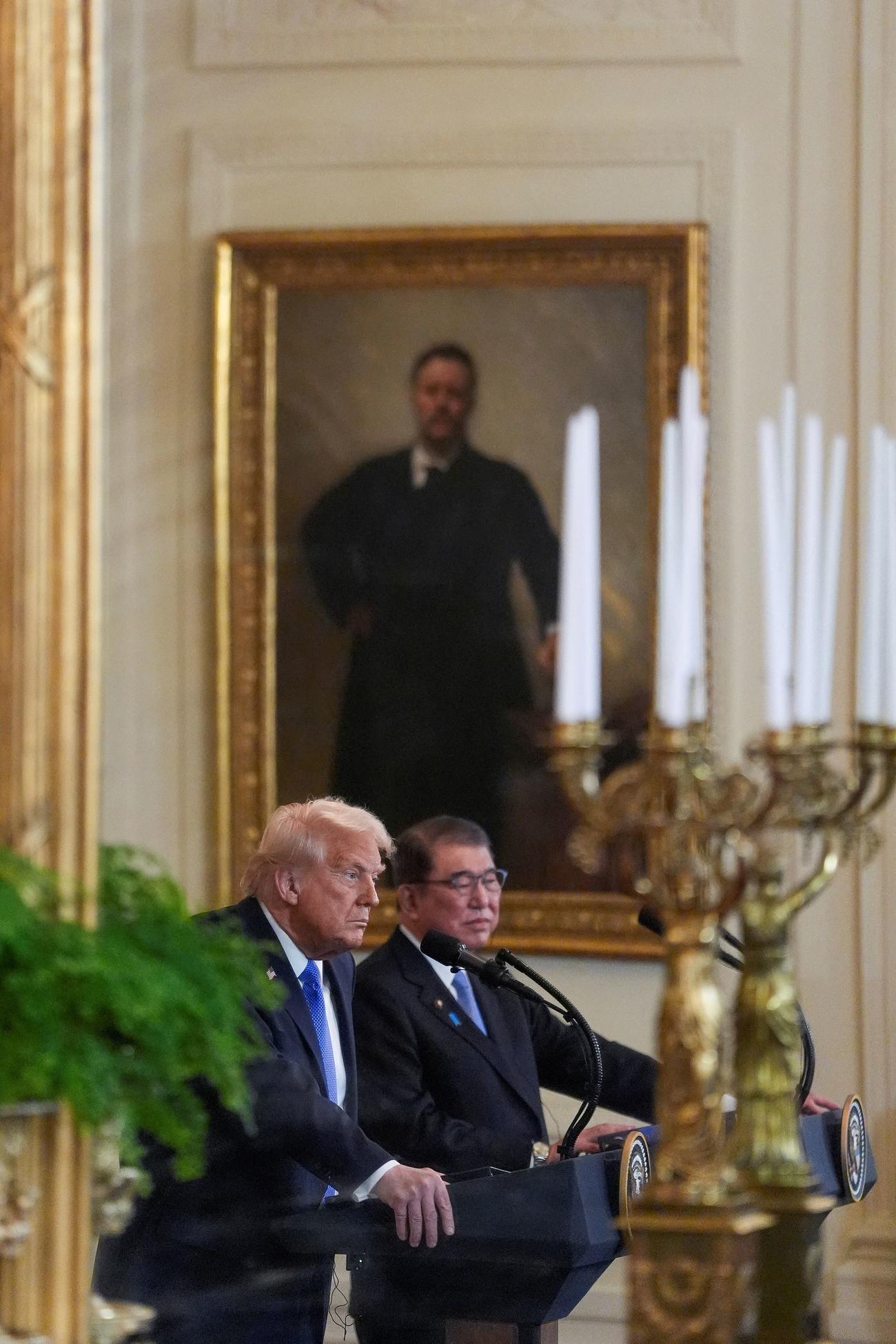 ホワイトハウスで共同記者会見に臨むドナルド・トランプ大統領と石破茂首相（２０２５年２月７日、ロイター）
