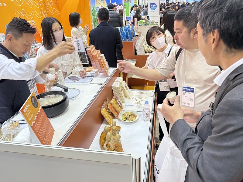 新竹の美食が初めて東京食品展に登場。肉団子業者が現場で試食活動を実施した