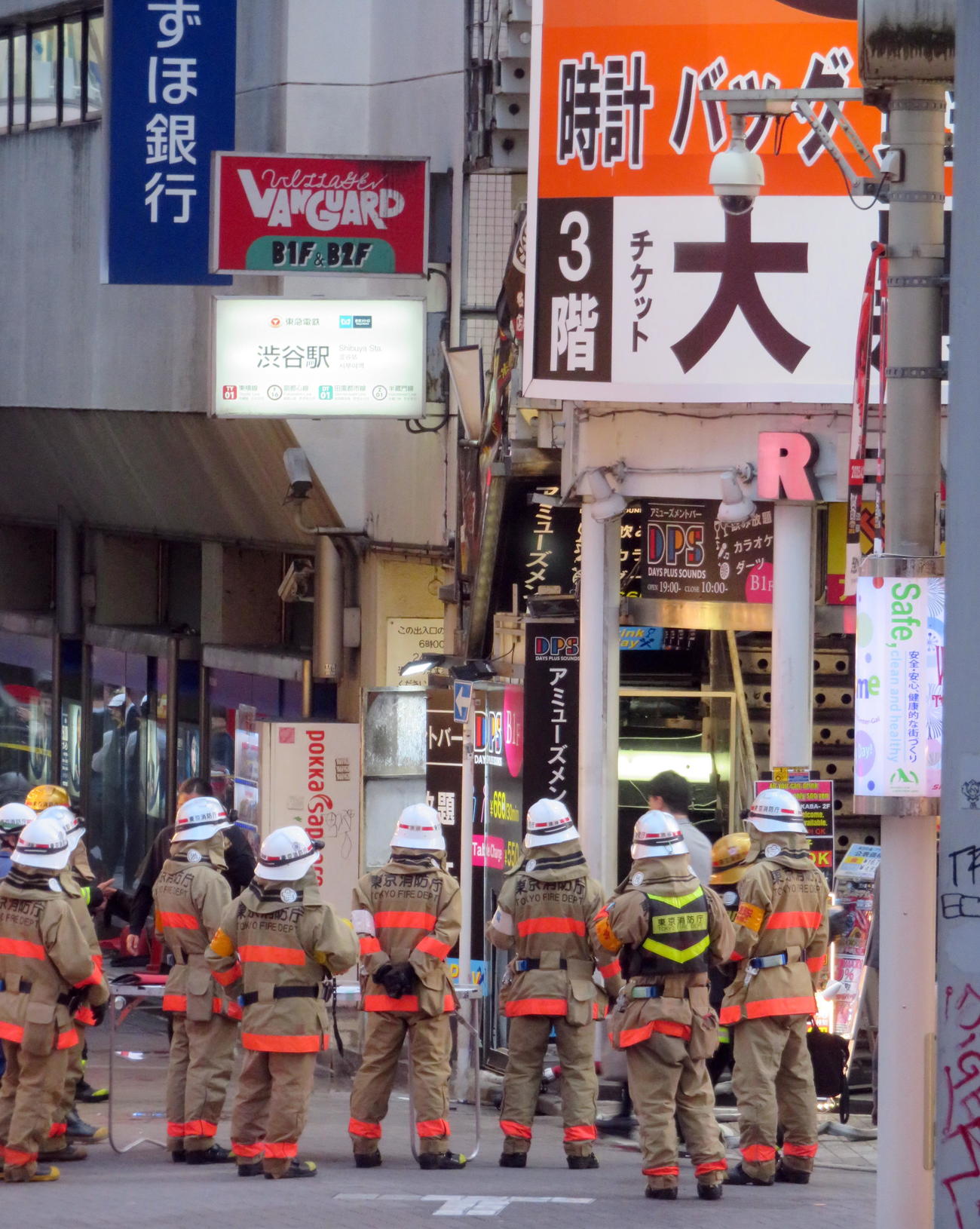 渋谷センター街にある飲食店の鎮火を行った消防隊員たち（撮影・鎌田直秀）