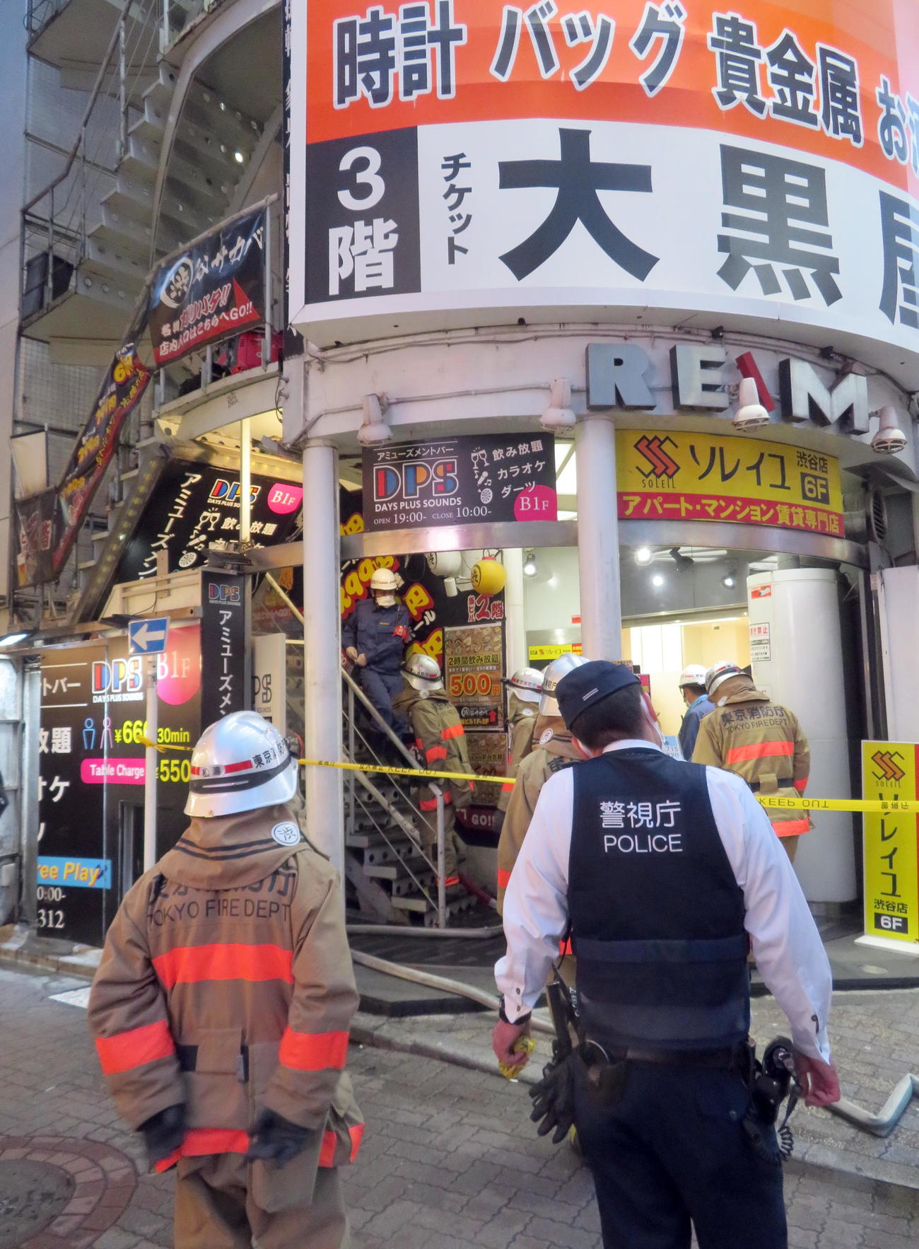 渋谷センター街にある飲食店で作業をする警察官や消防隊員（撮影・鎌田直秀）