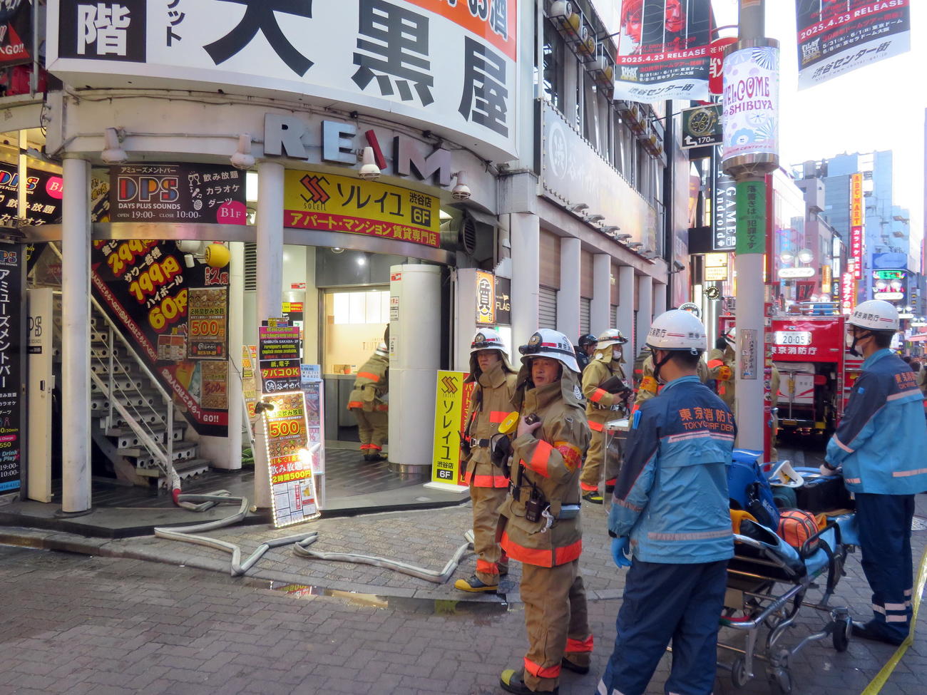 渋谷センター街にある飲食店で作業をする消防隊員たち（撮影・鎌田直秀）