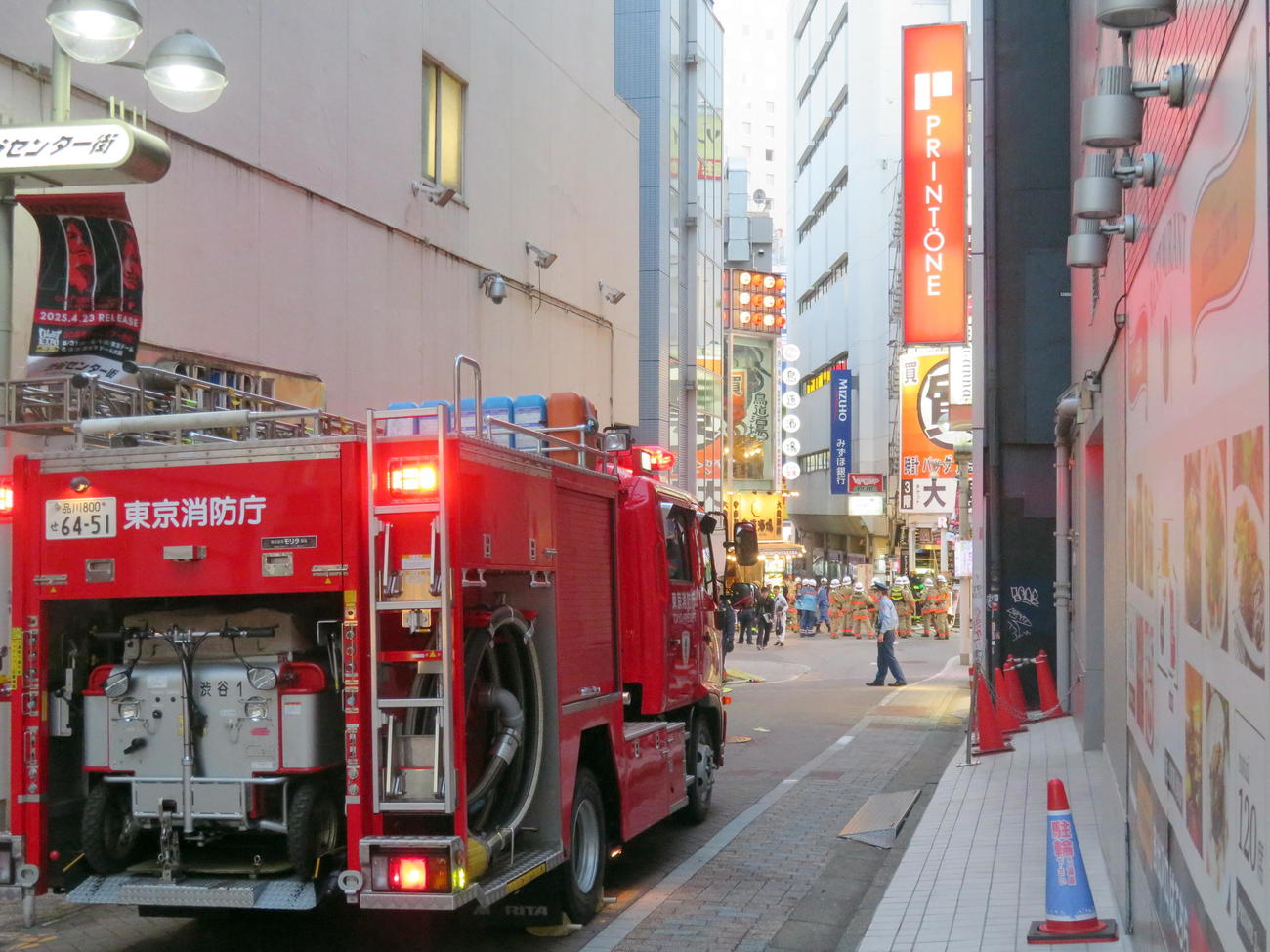 火事で一部通行止めとなった渋谷センター街に止まる消防車（撮影・鎌田直秀）