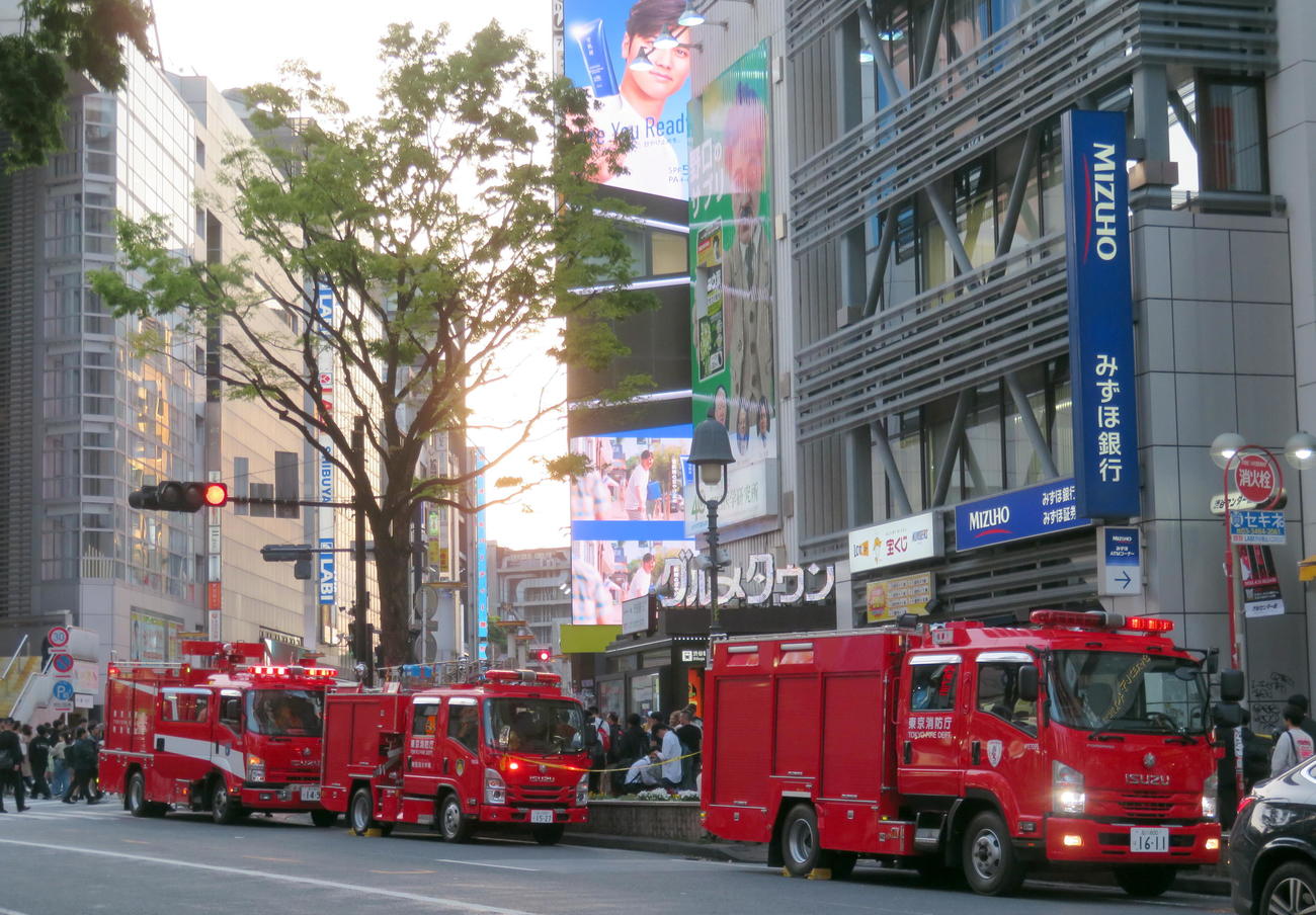 数多くの消防車が駆けつけ騒然となった渋谷駅前（撮影・鎌田直秀）