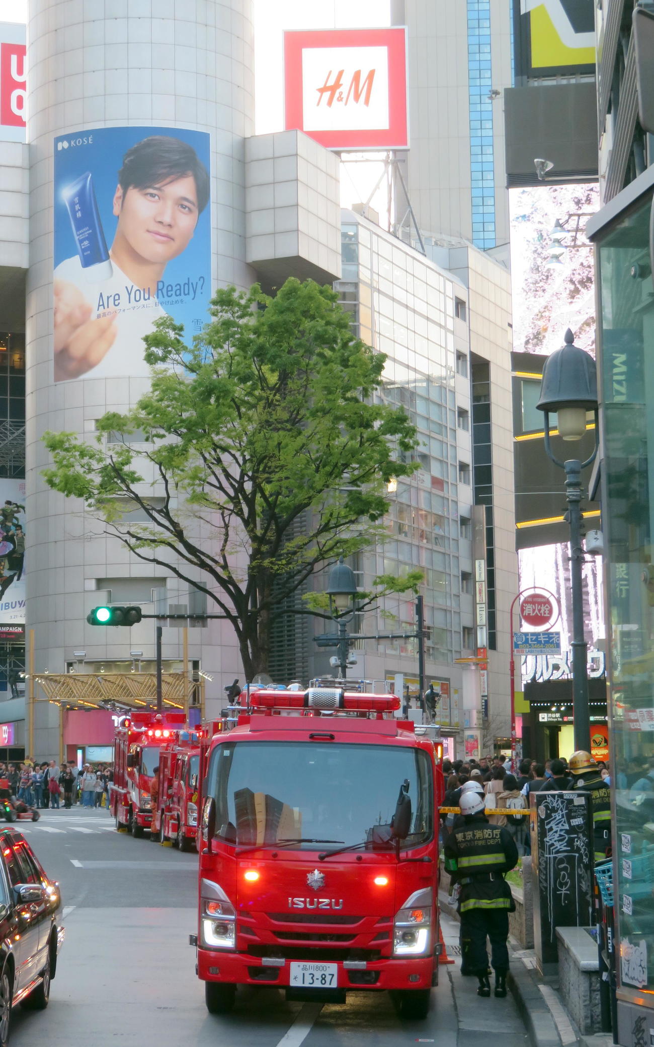 渋谷センター街近くに数多く駆けつけた消防車（撮影・鎌田直秀）
