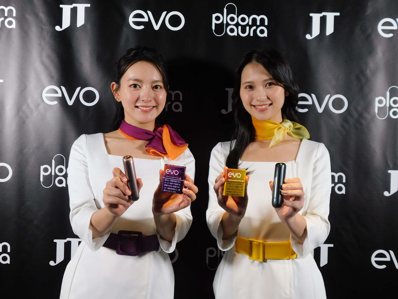 Ploom専用たばこスティック「EVO」新フレーバーを持つスタッフ